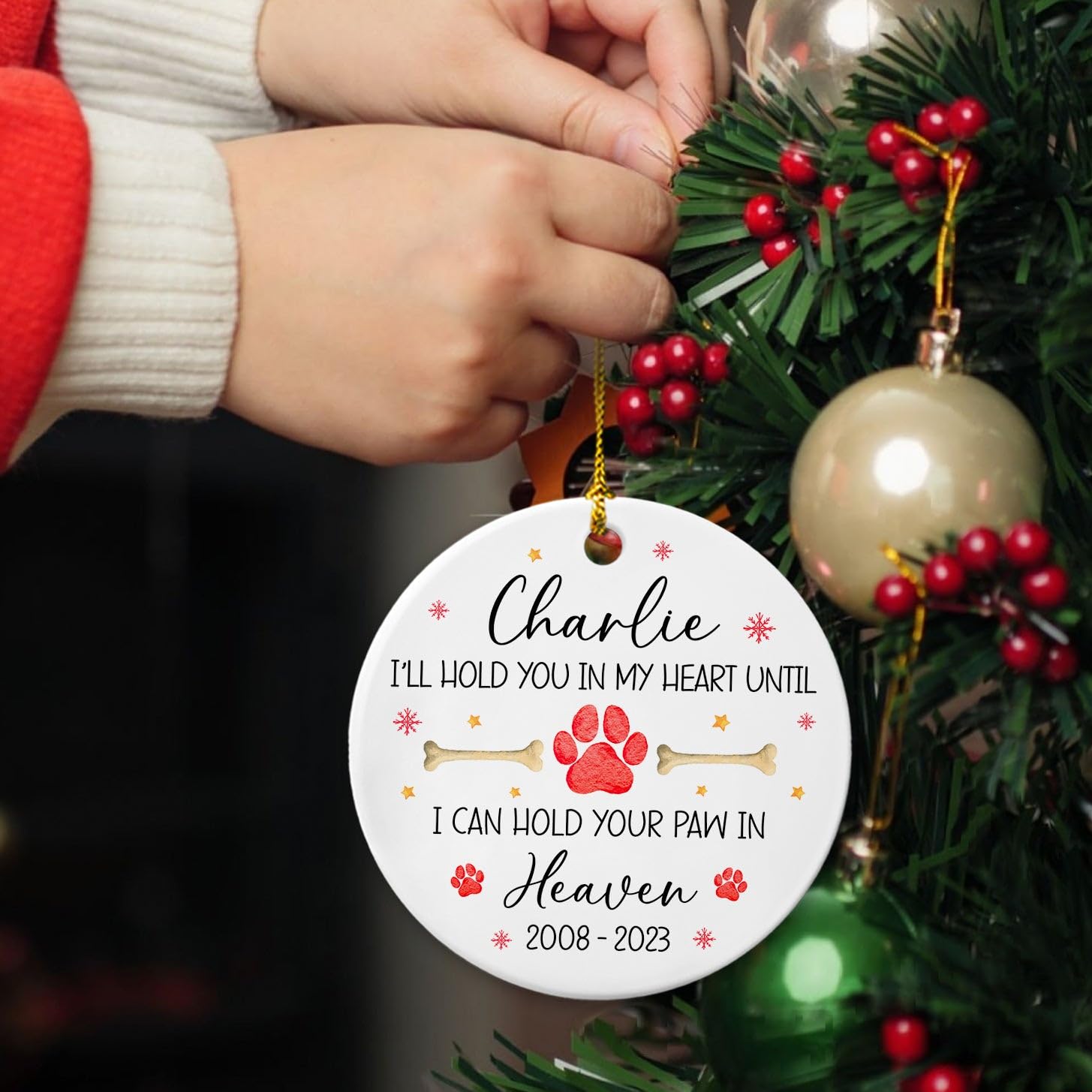 Custom Pet Memorial Christmas Ornament 2025, I'll Hold You in My Heart Until I Can Hold Your Paw in Heaven Ceramic Ornament, Personalized Name & Years Remembrance Ornament for Loss of Dog Or Cat