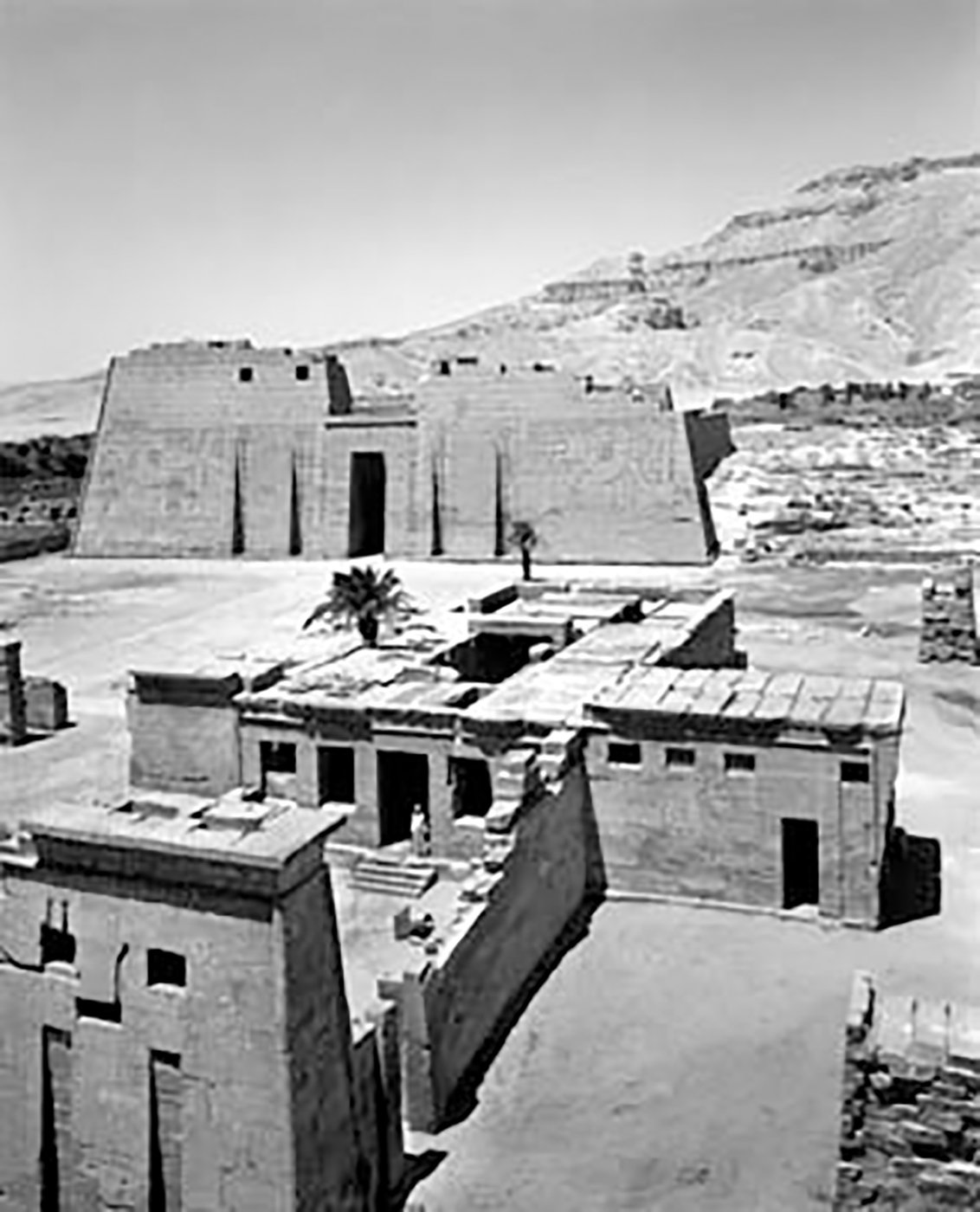 Medinet Habu IX: The Eighteenth Dynasty Temple, Part 1: The Inner Sanctuaries, with Translations of Texts, Commentary and Glossary: 136 (Oriental Institute Publications)