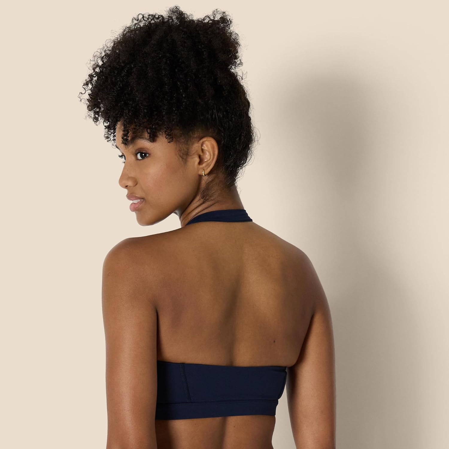 Amazon Essentials Women's Active FormFlex Buttery Soft Light Support Halter V-Neck Sports Bra - Image 3