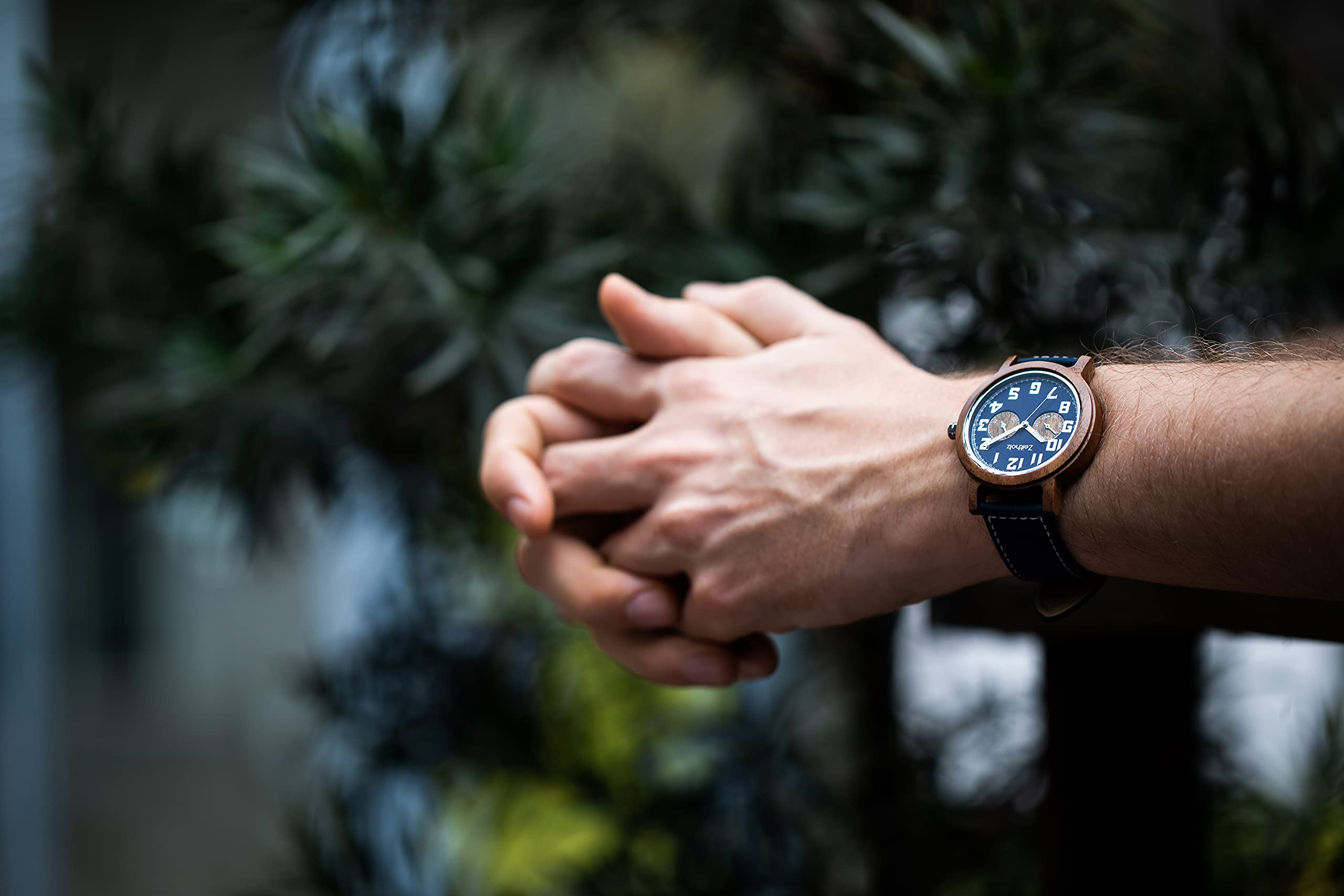 Holzuhr für Herren - Modell Klingenberg, handgefertigt aus 100% natürlichem Walnuss mit Quarzwerk - Leichte analoge Uhr mit Holzmaserung für Ihn