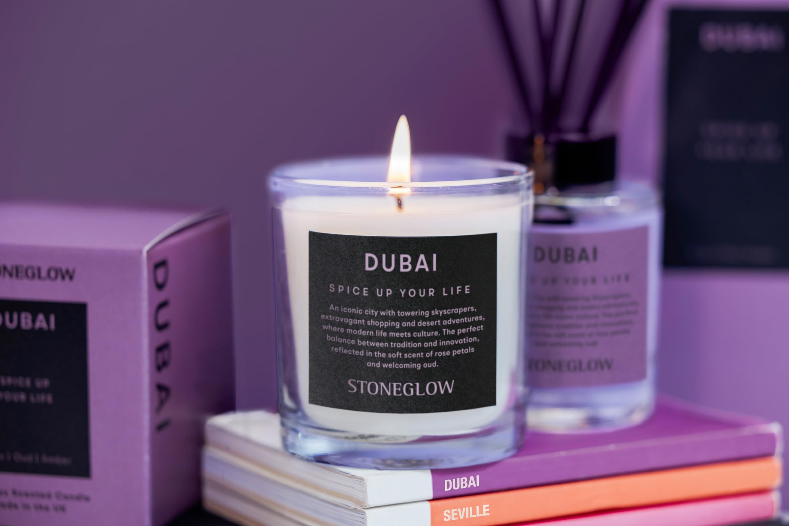 Stoneglow Explorer Collection Dubai Duftkerze, Samt-Rose, Oud, Moschus, 220 g, Violett