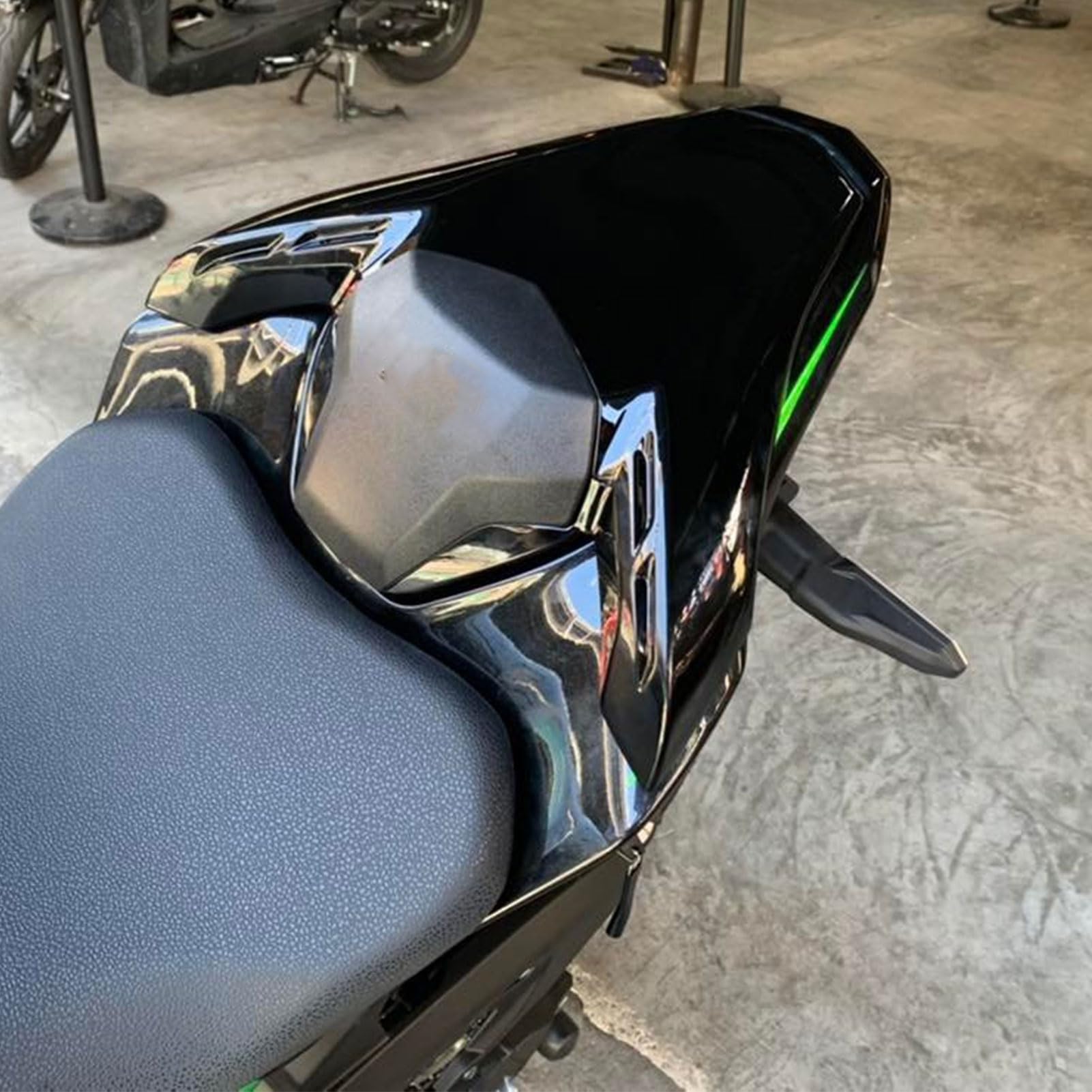 Cubierta de la Cubierta del Asiento Trasero Asiento Trasero del Pasajero Asiento Individual Carenado de la Cubierta Se Adapta a Replacement for Z90017-24 Accesorio (Negro)