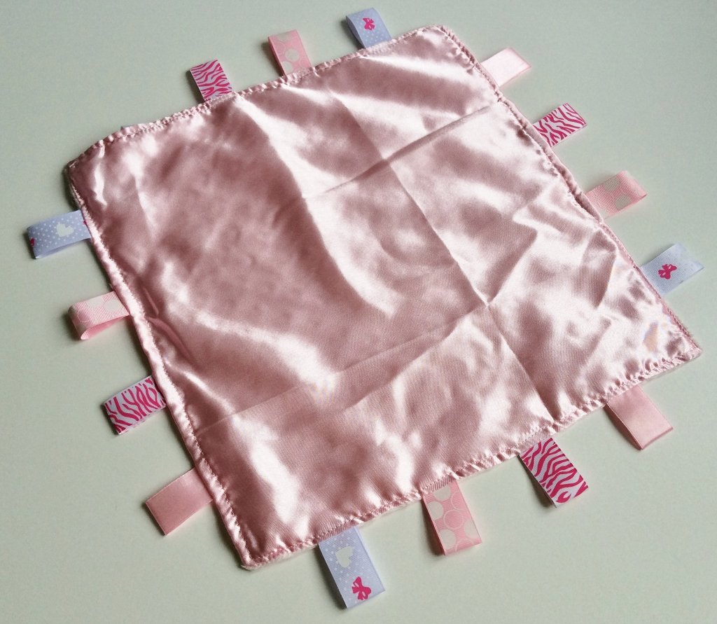 Taggy Coperta Neonato In Cotone Rosa Con Etichette Rasate | 25x25 Cm | Morbida E Sensoriale Per Lo Sviluppo | Regalo Baby Shower - 4