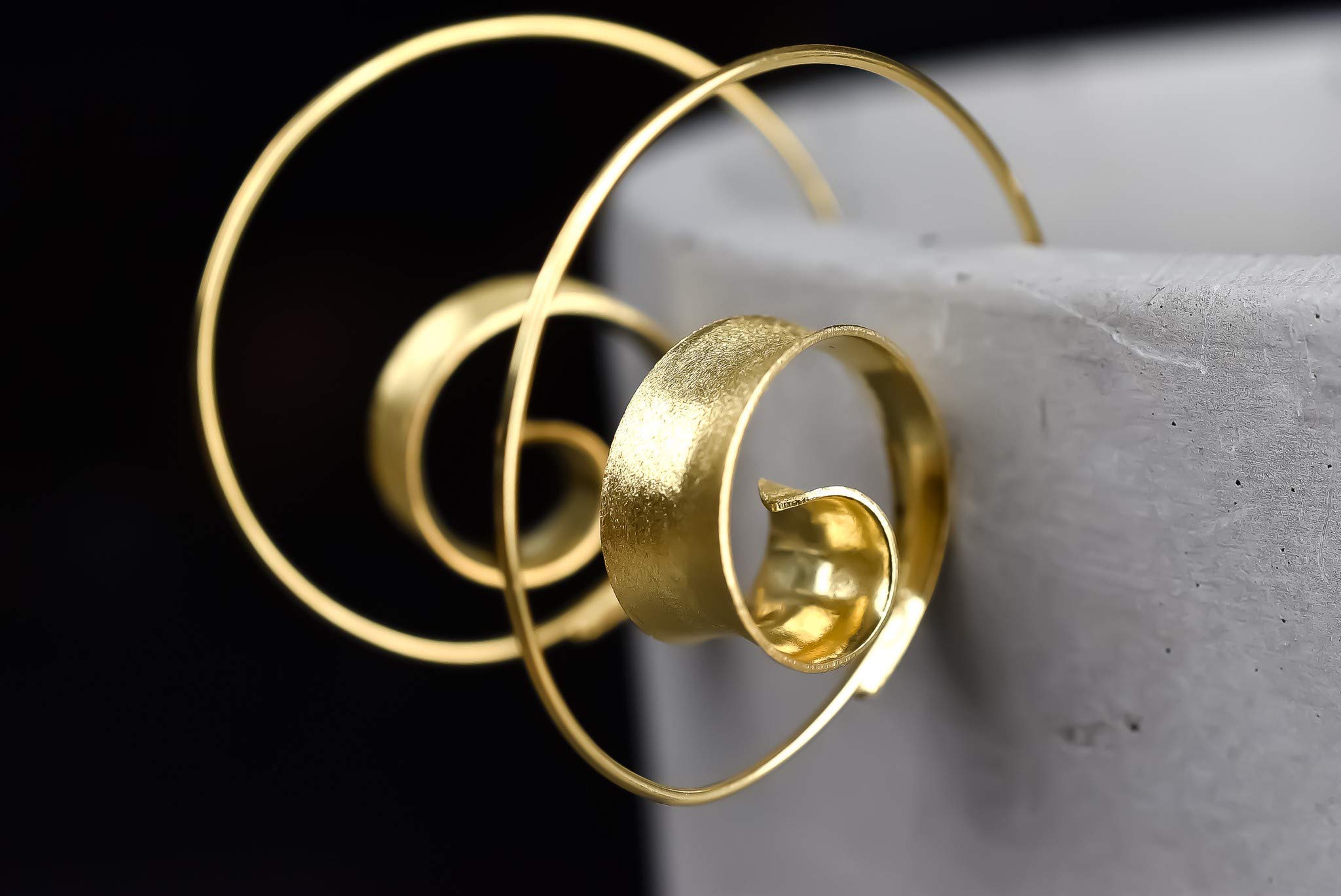 MadamLili - Spiral Ohrringe Matt Gold - 925 Sterling Silber Vergoldet - Boho Spirale Ohrstecker - Rutschfest Stopper - Gebürstet - Handgefertigt - Angenehmes Tragegefühl - Exklusive Schmuckbox