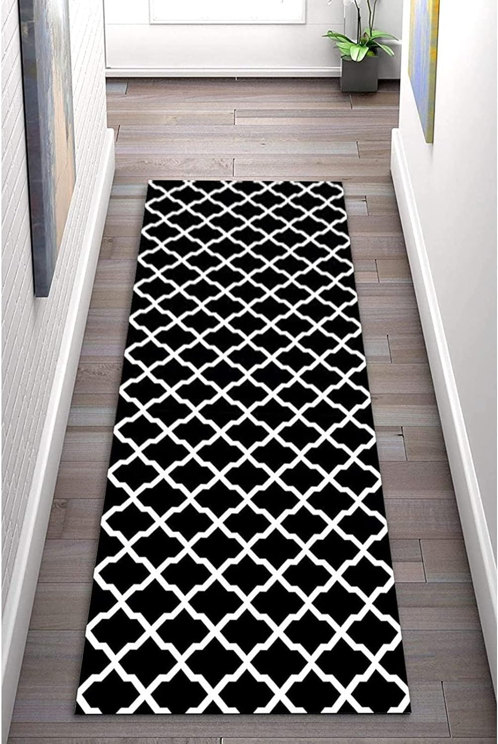 Tapis de couloir noir et blanc pour sublimer votre hall d'entrée moderne