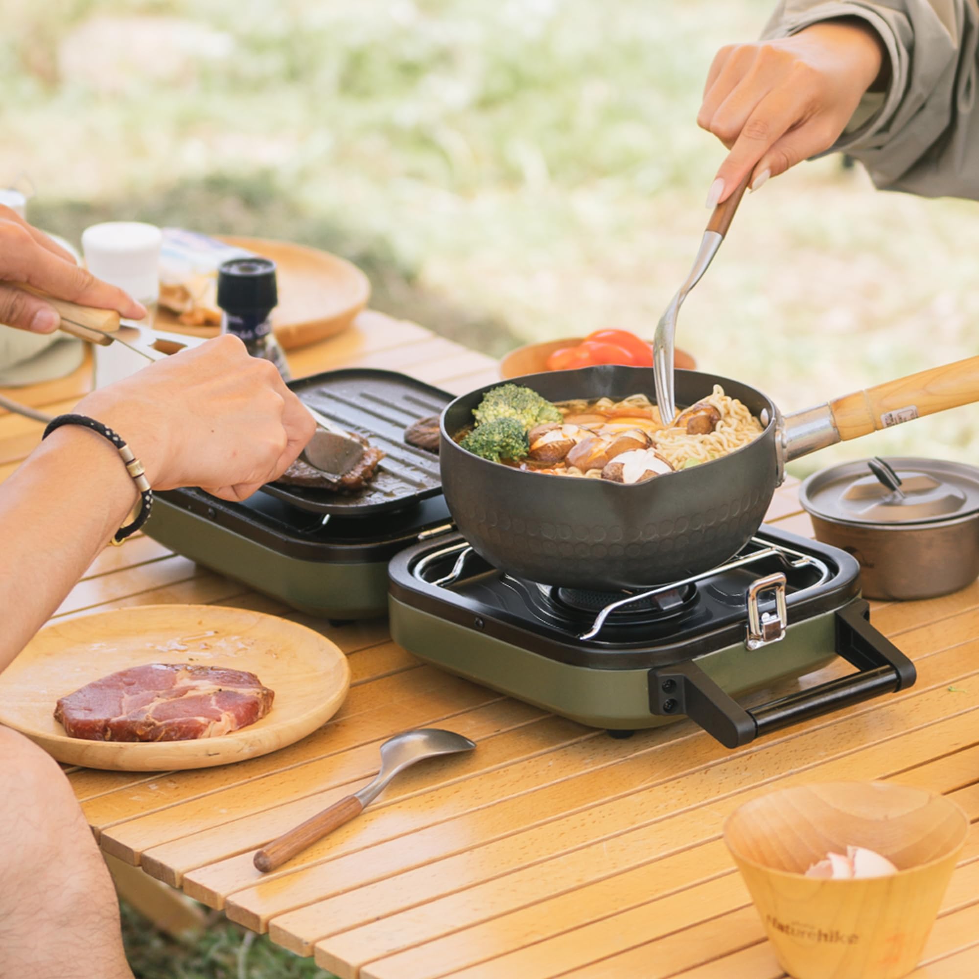 Naturehike Réchaud à gaz de camping pliable 2 en 1 avec plaque de gril, réchaud à gaz portable, 2 brûleurs réglables, allumage piézoélectrique, compatible avec mélange de carburant isobutane