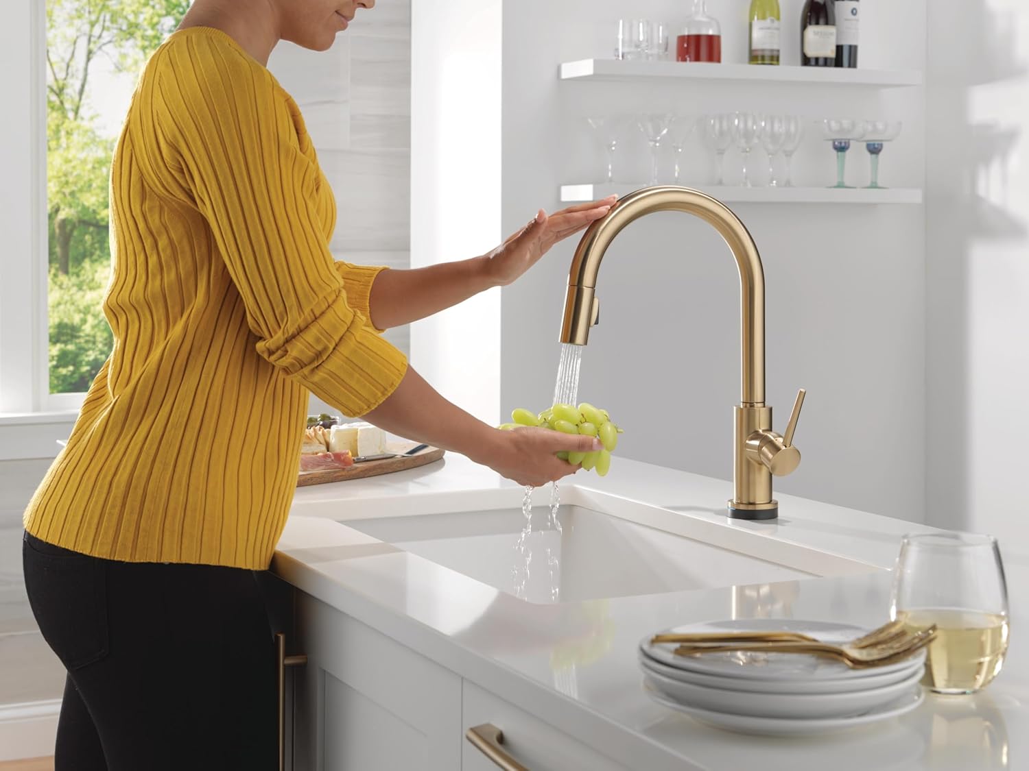 Delta Faucet Trinsic Touch Kitchen Faucet with Touchless Technology, Gold Kitchen Sink Faucet with Soap Dispenser, Kitchen Faucet with Pull Down Sprayer, Touchless Kitchen Faucet, Champagne Bronze