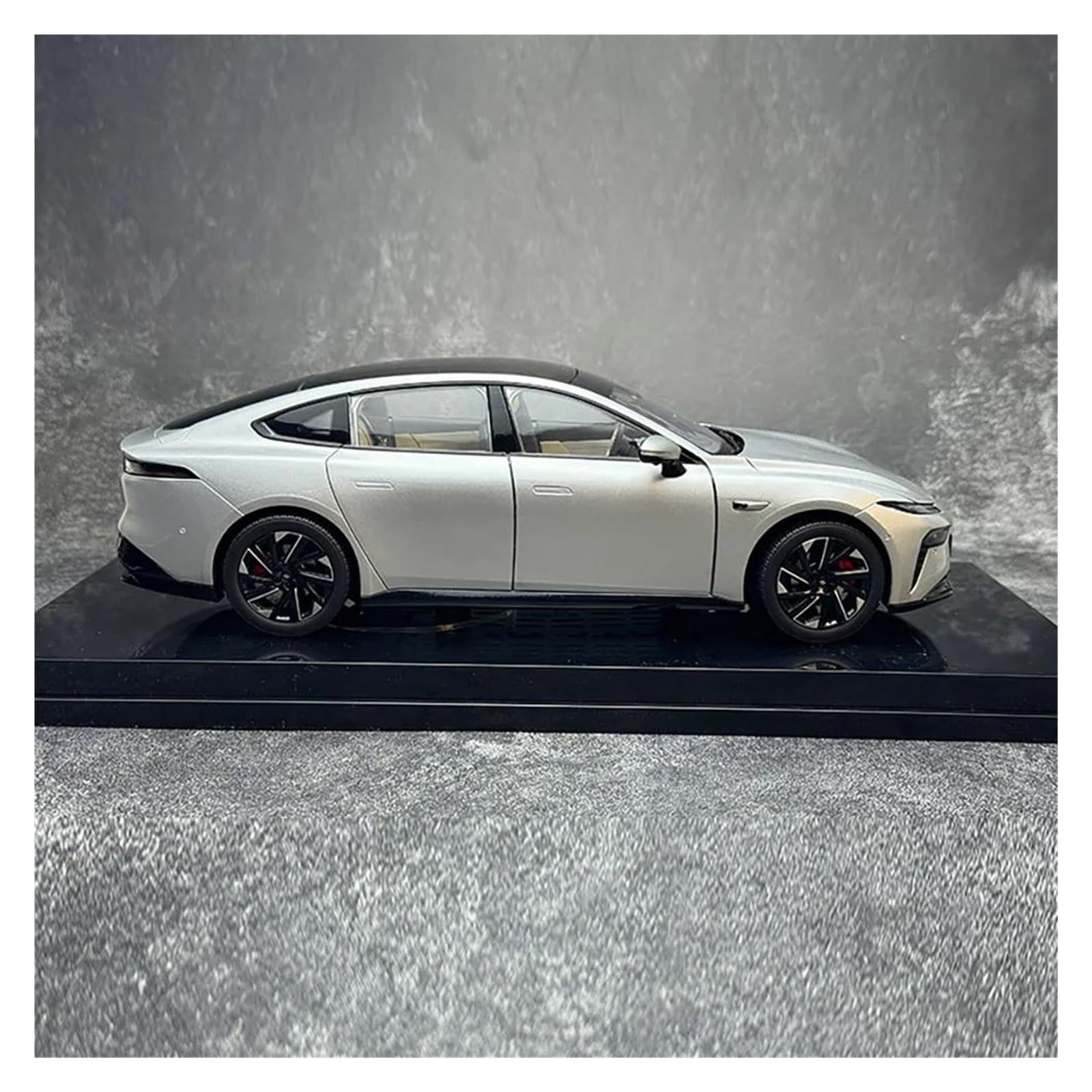 Metallo Scala Replica 1 18 Per Dongfeng Yipai Eπ007 Eπ008 Modello auto statica lega pressofusa Collezione decorazioni per la casa Hobby Veicoli Giochi Set