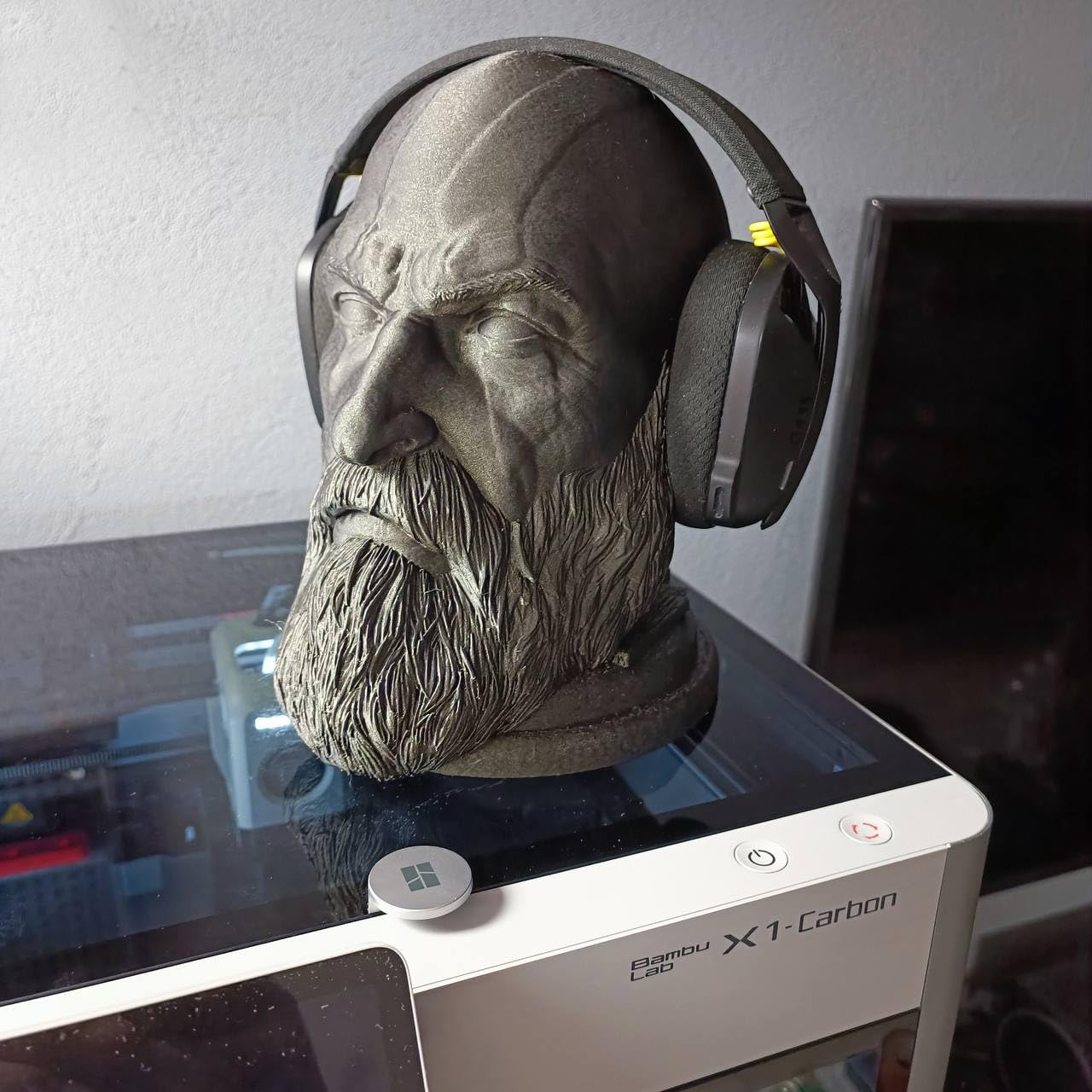 Kratos Head Display & Headphone Stand | Gaming Headset Holder for Desk | Mythology Inspired Gamer Room Decor | Collectible Display Stand for Headphones, Gaming Setup & Desk Organization