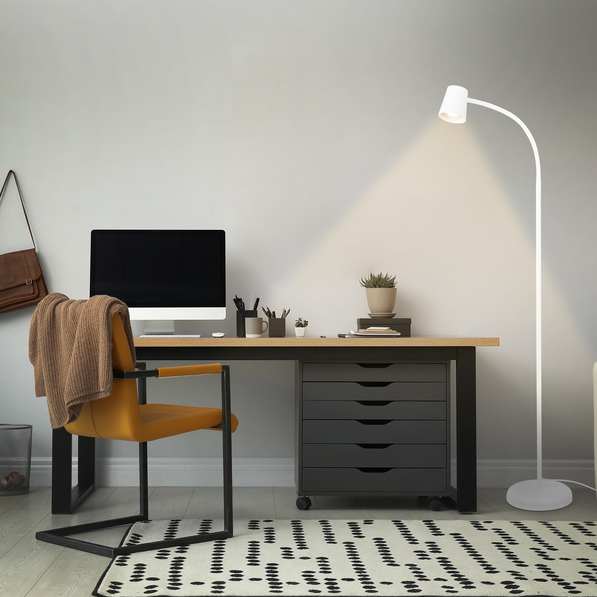 Biała lampa stojąca z regulowaną głowicą, na 1 żarówkę GU10 maks. 9W, metalowa konstrukcja, z przełącznikiem nożnym, nowoczesny design do salonu, biura lub kącika czytelniczego, IP20