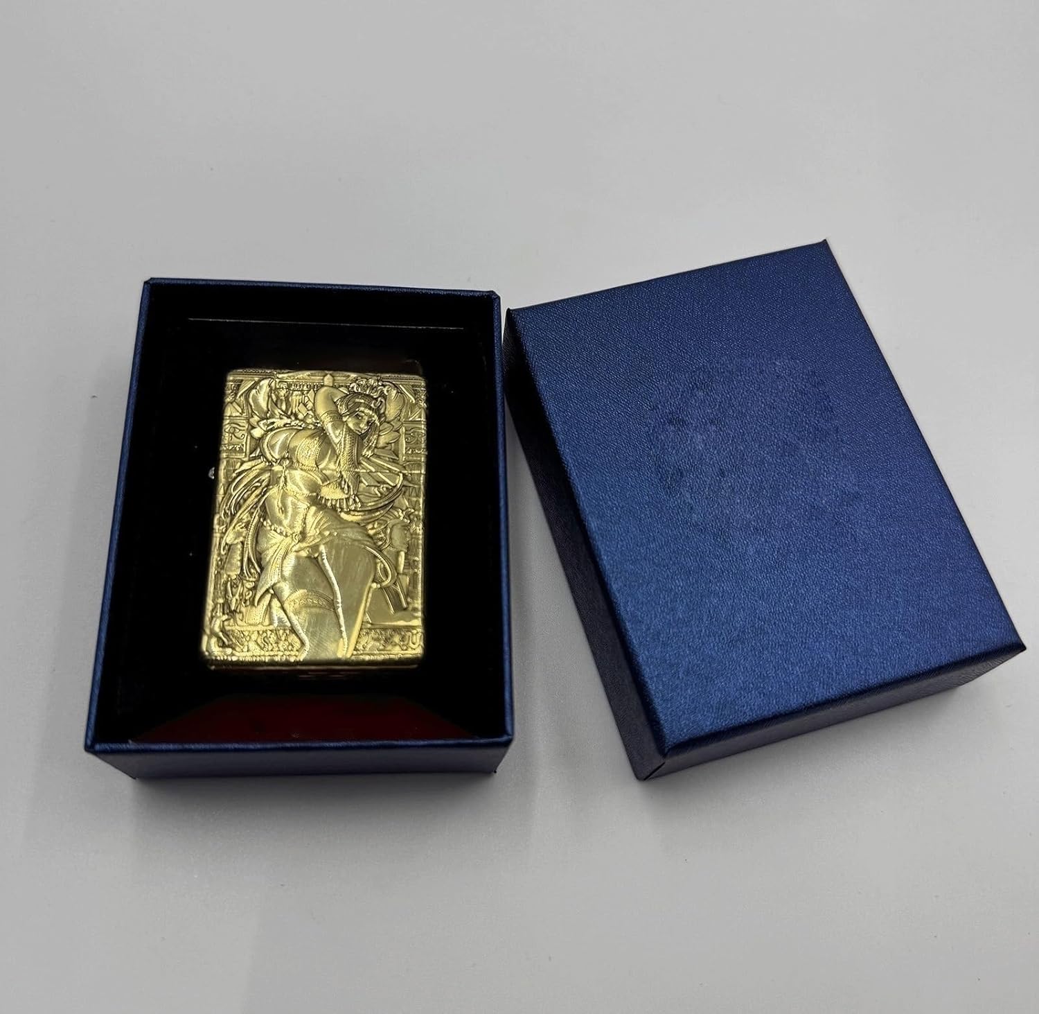 レトロな真鍮の五面レリーフ灯油ライター、昔ながらの砥石、機械式点火、防風炎、大容量ライナー、再利用可能、フリップライター(4pc)