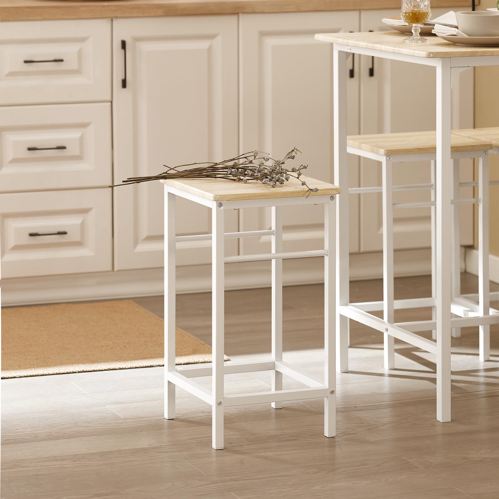 SoBuy Set de 1 Table + 4 Tabourets, Ensemble Table de Bar Bistrot + 4 Tabourets avec Repose-Pieds, Table Haute, Mange-Debout pour Salle à Manger, Cuisine, Salon, Balcon, Blanc+Naturel, OGT11-WN