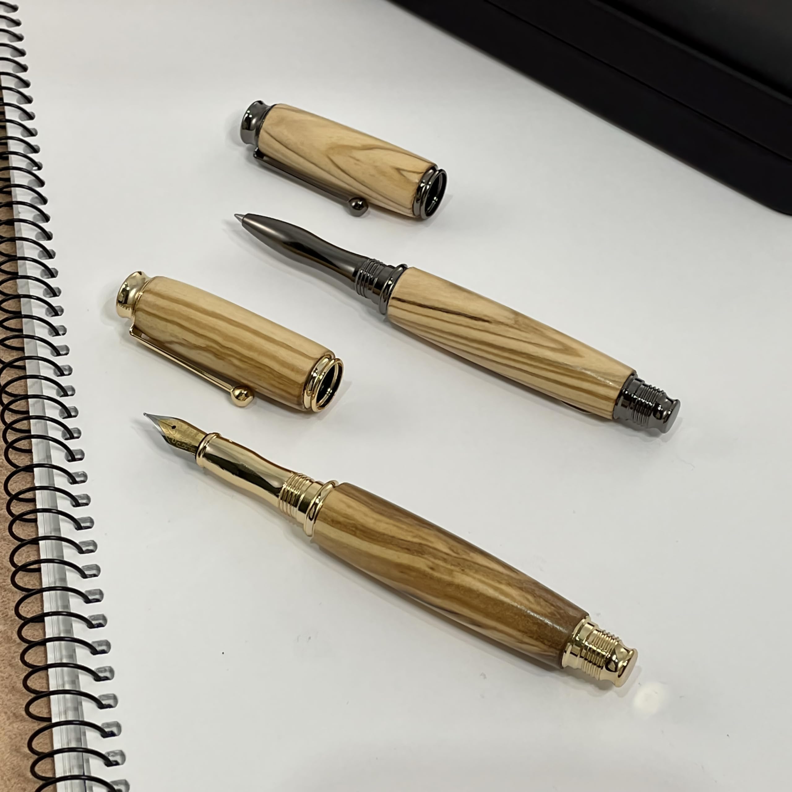 Parure 2 Stylos Premium Bois d'Olivier d'Italie. Fabriqué Main en France. Personnalisé avec gravure. Livré avec boîte cadeau luxe | Noël, Mariage, Noces, Homme, Femme, Anniversaire