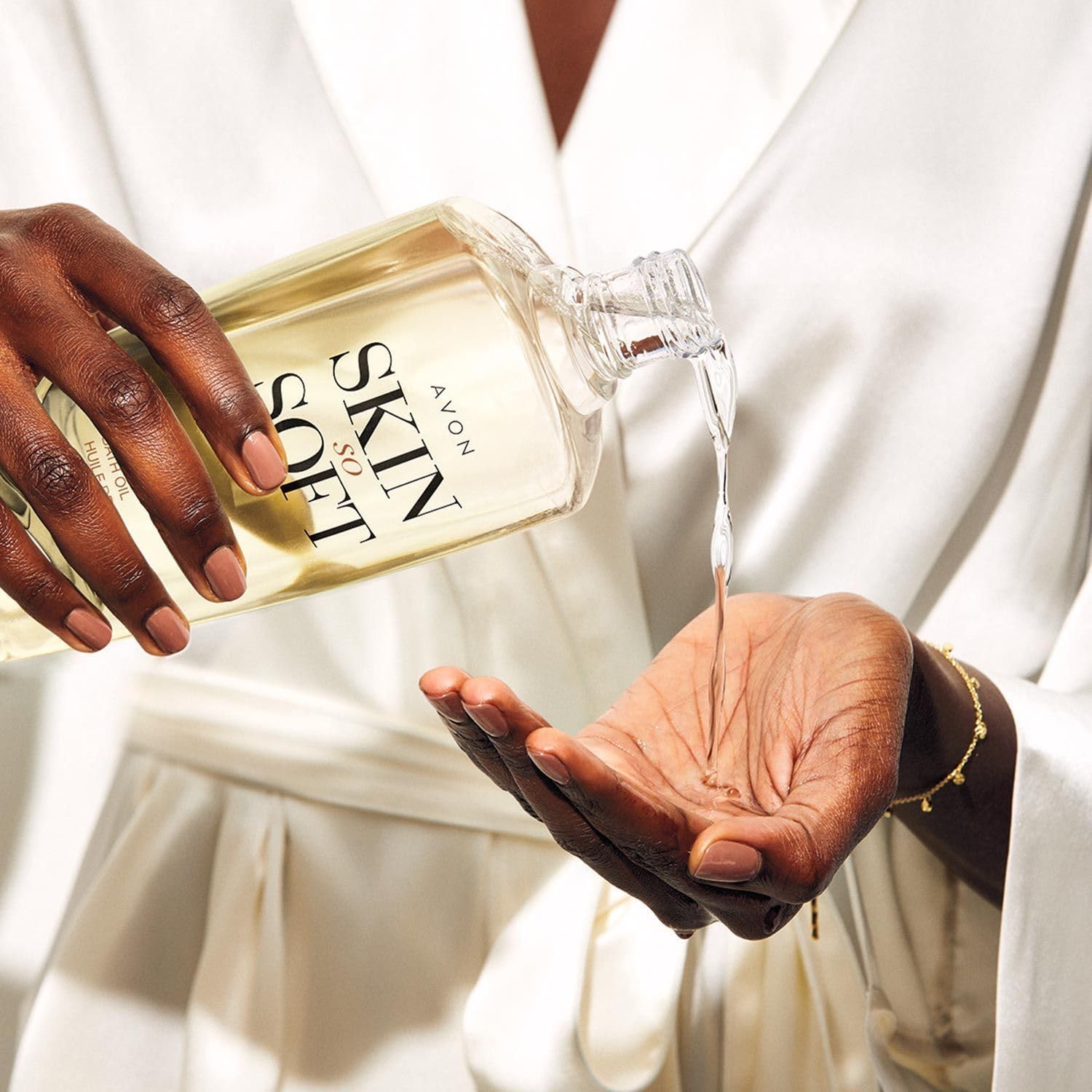 Skin So Soft Radiant Moisture Bath Oil, Bonus Size 25 fl oz – with Argan Oil, Silk Proteins & Illuminator Technology – Softens, Hydrates & Illuminates Skin – Peony Musk Scent - Image 2