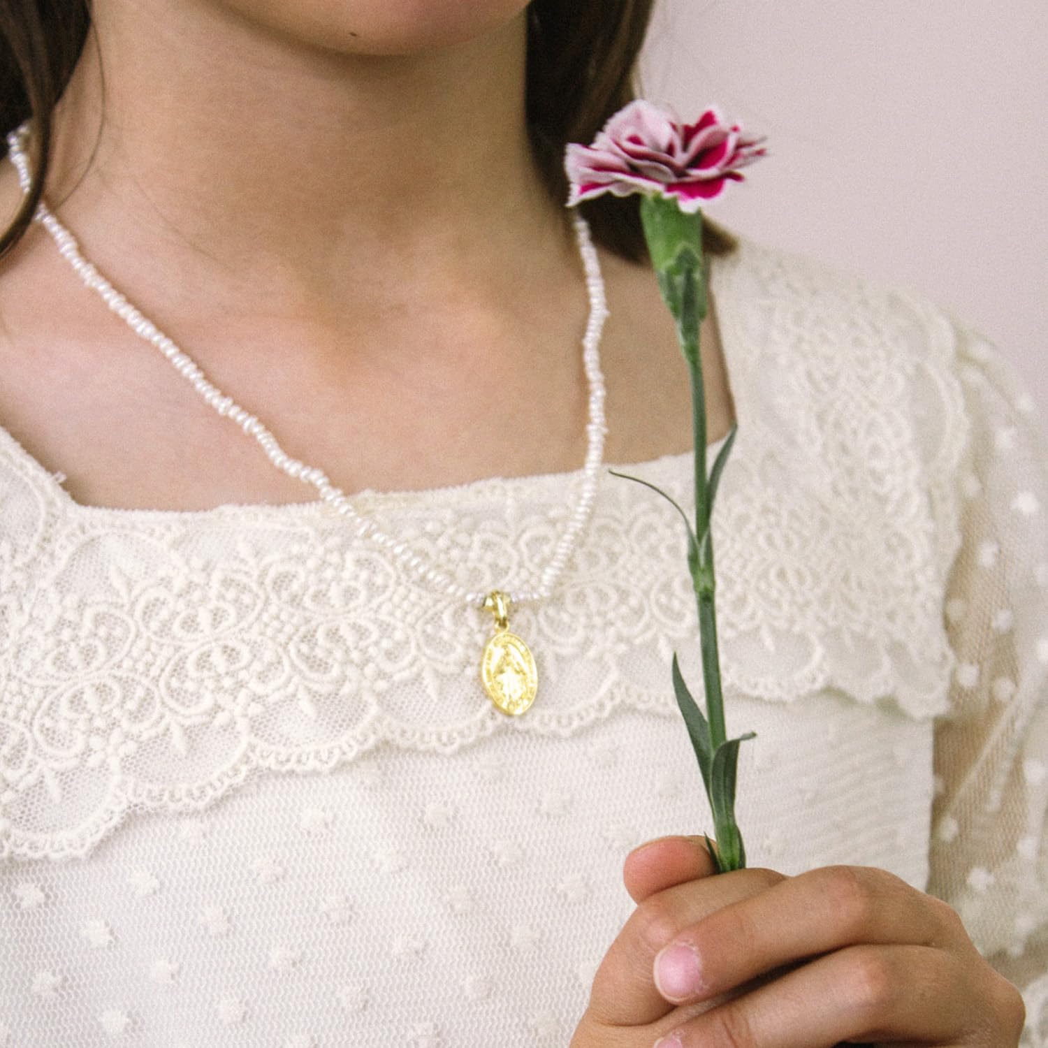 Collar religioso mujer - Medalla de la Virgen Milagrosa - Disponible en piedras naturales y plata de ley.