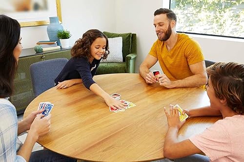 Miniatura 2 de Mattel Games Juego de 3 juegos con UNO, Skip-Bo y DOS, juegos de viaje para niños y noche familiar con caja de lata de almacenamiento