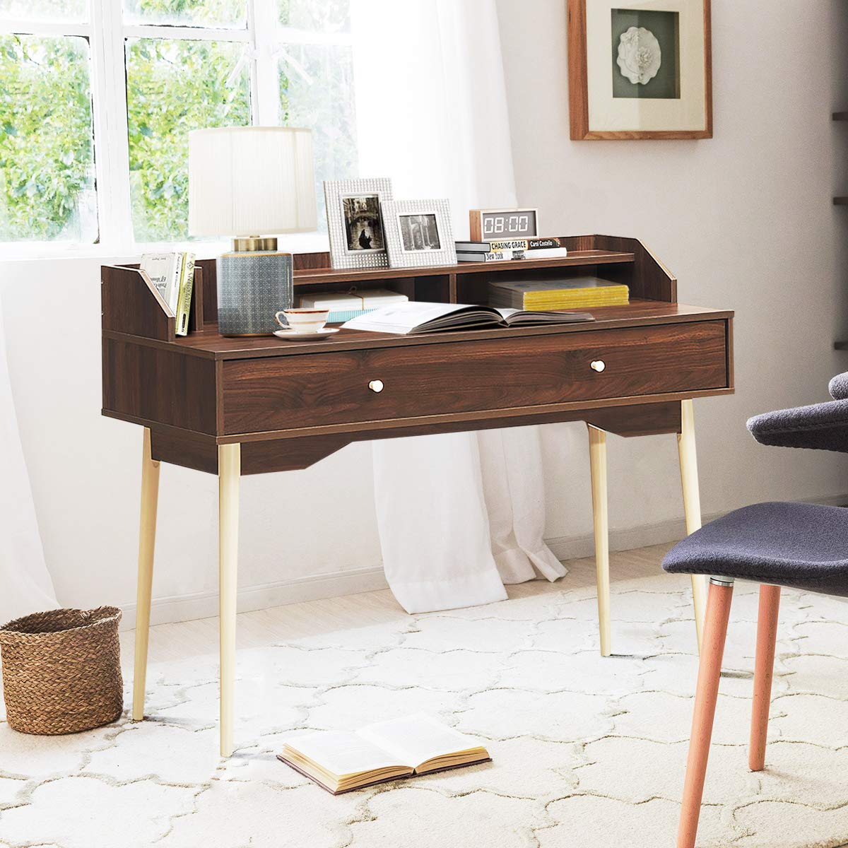 COSTWAY Escritorio de Computadora con Cajón, Escritorio de Oficina con Patas de Madera de Goma, Superficie Espaciosa, 2 Compartimientos, Dispositivo Antivuelco para Estudio Oficina (Marrón)