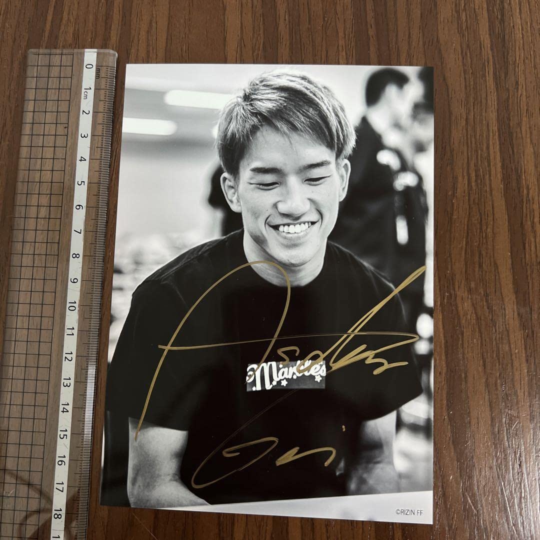 格闘家朝倉海本物サイン Amazon.co.jp: 朝倉海選手サイン入り写真 2Lサイズ : おもちゃ