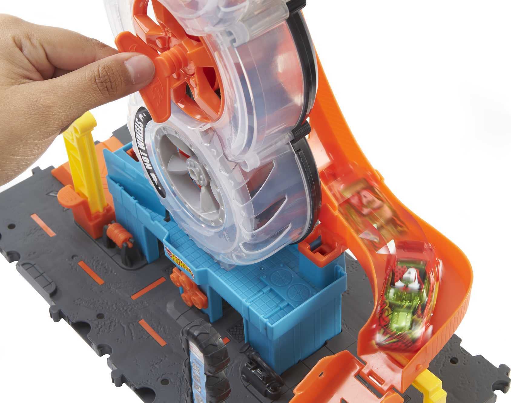 Hot Wheels City Super Twist Tire Shop Playset, Spin The Key to Make