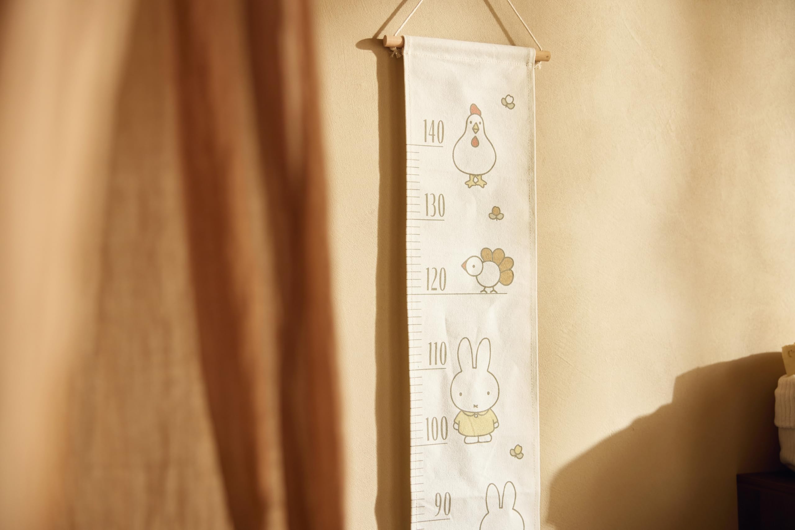 Jollein Toise murale enfant - Miffy Family Farm - toise en tissu pour chambre d’enfant - avec motifs Miffy à la ferme - à suspendre - déco chambre enfant - suivre la croissance et créer des souvenirs