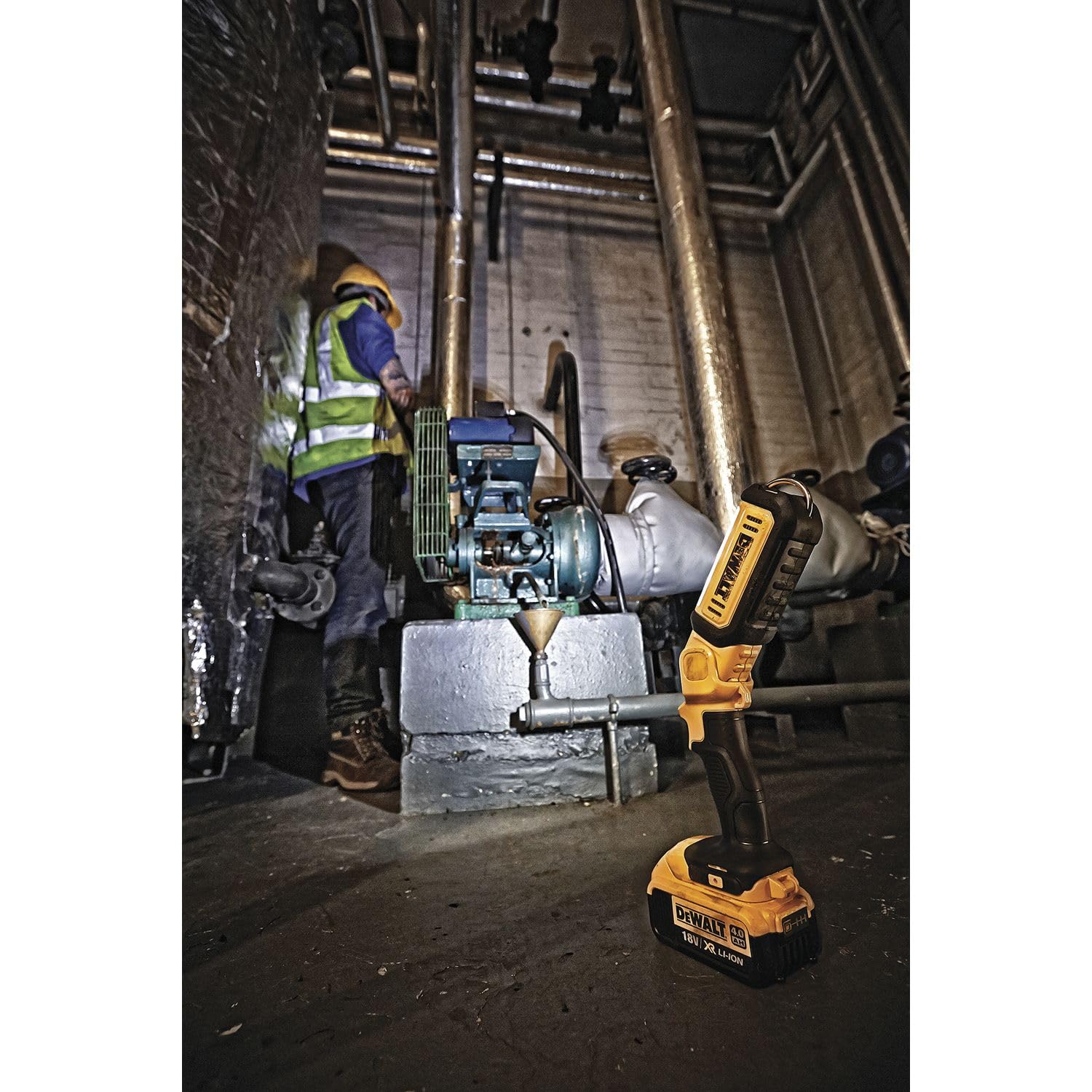 DEWALT - Lampe LED XR 18V - DCL050-XJ - Lampe à Faisceau Large Vendue Sans Batterie, Ni Chargeur - 2 Réglages de Luminosité - 250-500 Lumen - Tête Articulée - Classe FR IP54