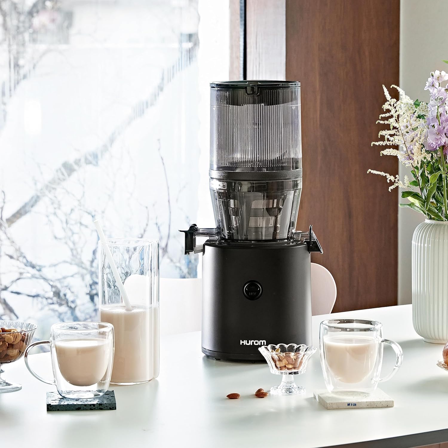 HUROM Exprimidor lento,Exprimidor de verduras y frutas,H320N,Prensa fría eléctrica,Motor silencioso,Fácil de limpiar,Con recipiente grande y filtro de colador,2 l,200 W,Sin BPA,Negro