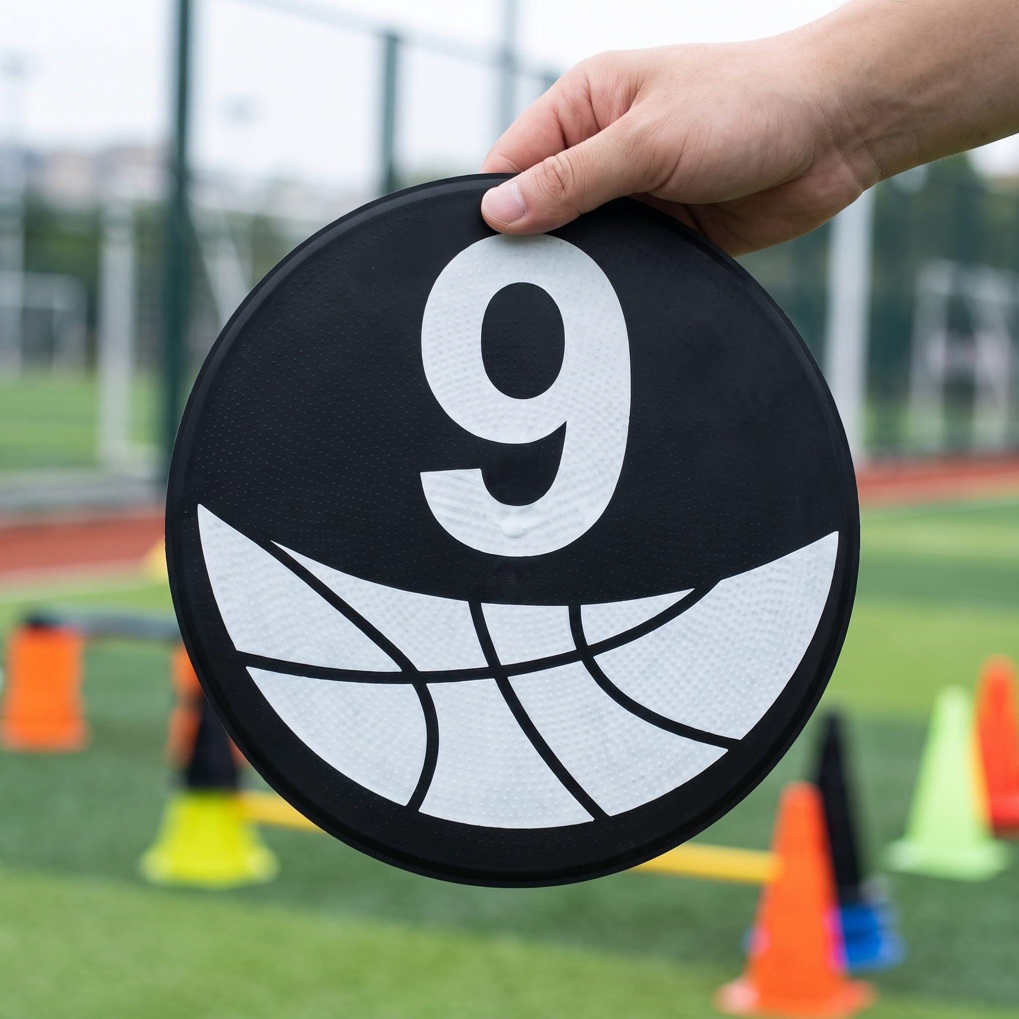 DOITOOL 10 sztuk numerycznych znaczników podłogowych, 23 cm/9 cali antypoślizgowe znaczniki do ćwiczeń, wielorazowe płaskie pachołki, ćwiczenia na boisku piłkarskim dla młodzieżowych drużyn