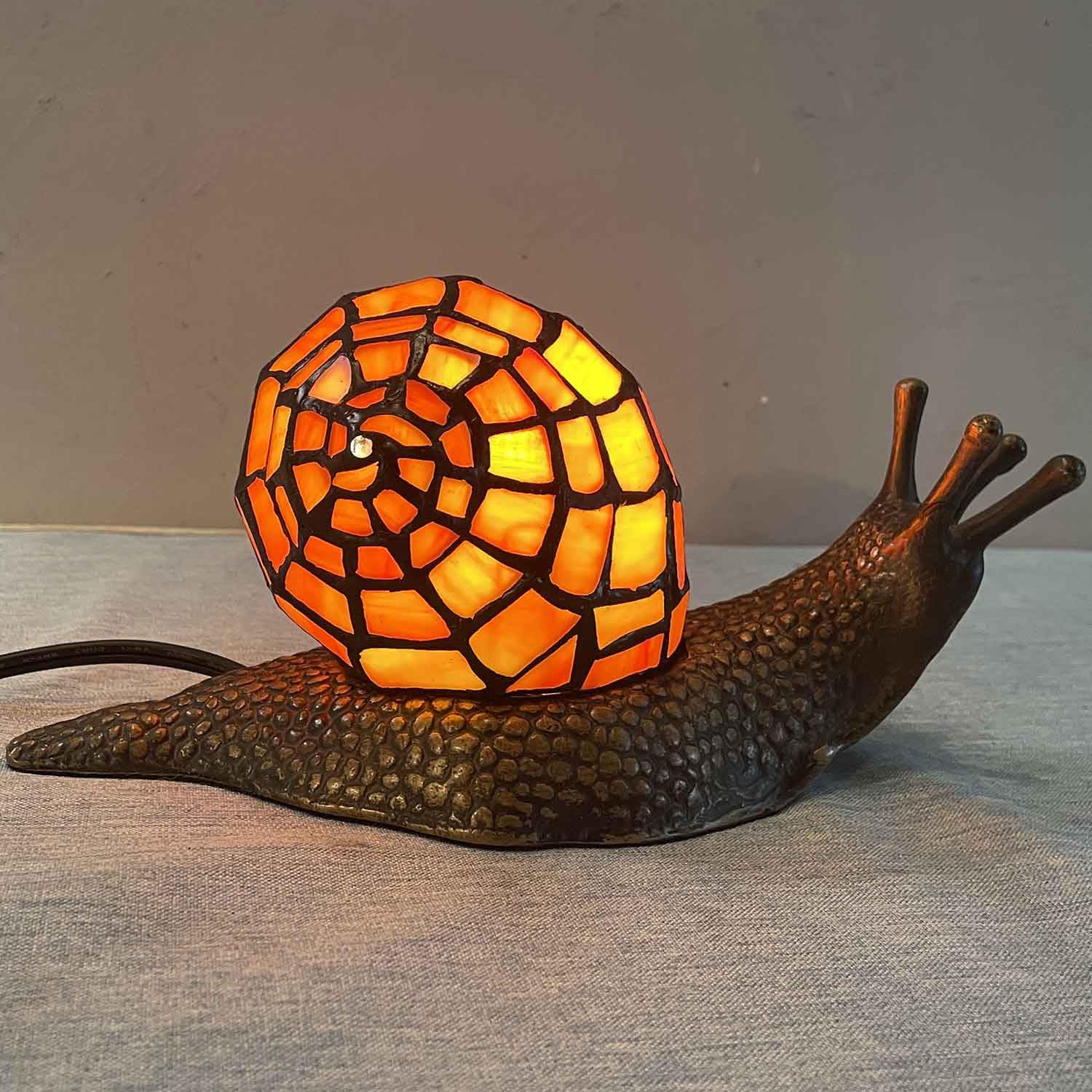 ステンドグラス テーブルランプ スタンド照明 女性 カタツムリ