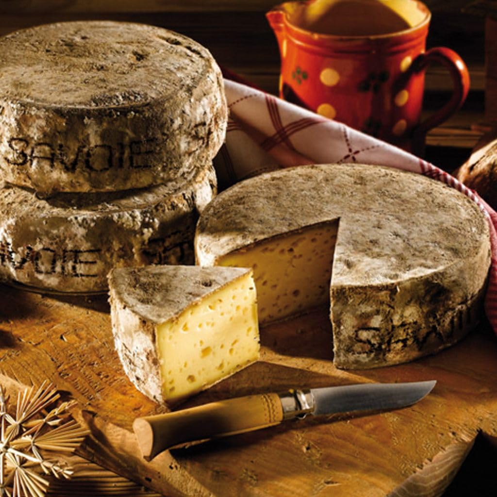 Tomme de Savoie IGP Fermière - 1 Pièce (+/- 1,5kg) - Fromage Savoyard Authentique au lait Cru de fabrication Artisanale - Pâte préssée affiné 3-4 mois - Texture souple et Fondante.