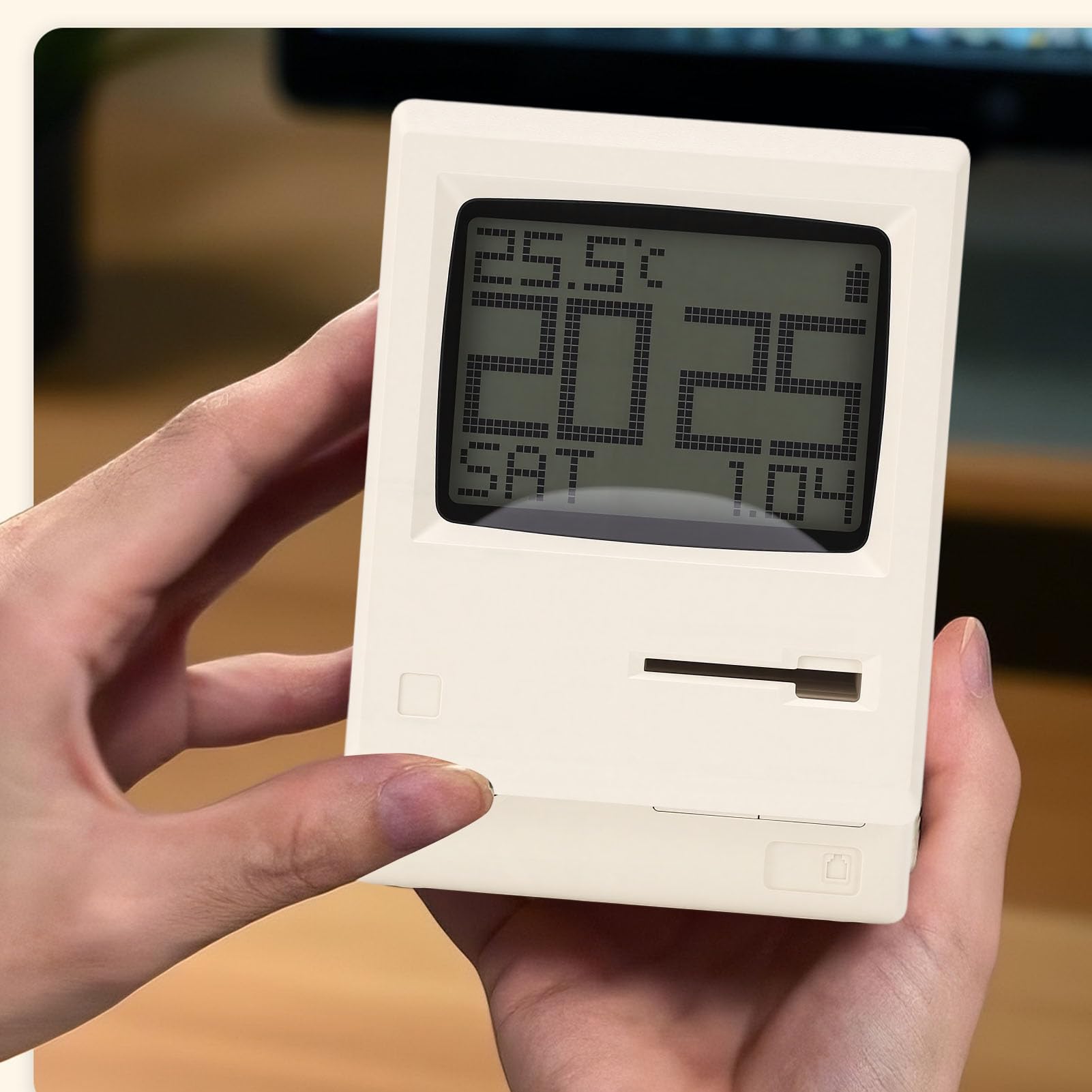 Reloj Despertador Retro de Píxeles, Reloj de Escritorio Estilo Computadora de los Años 1984, Calendario, Temperatura, Brillo Ajustable, Regalos Tecnológicos