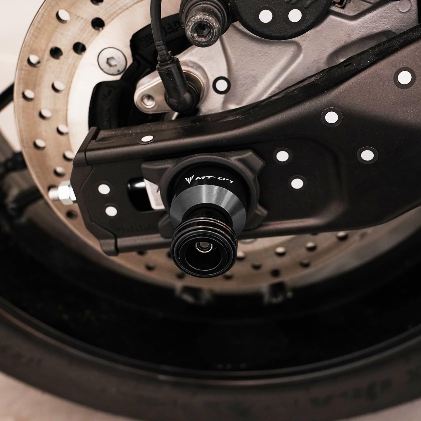 Motocicletta CNC Forcellone Bobine Cursore Supporto Viti Compatibile con MT07 MT 07 MT-07 FZ07 2014-2025 FZ 07 FZ-07 Protezione asse ruota posteriore mt07 2024 2025 2026