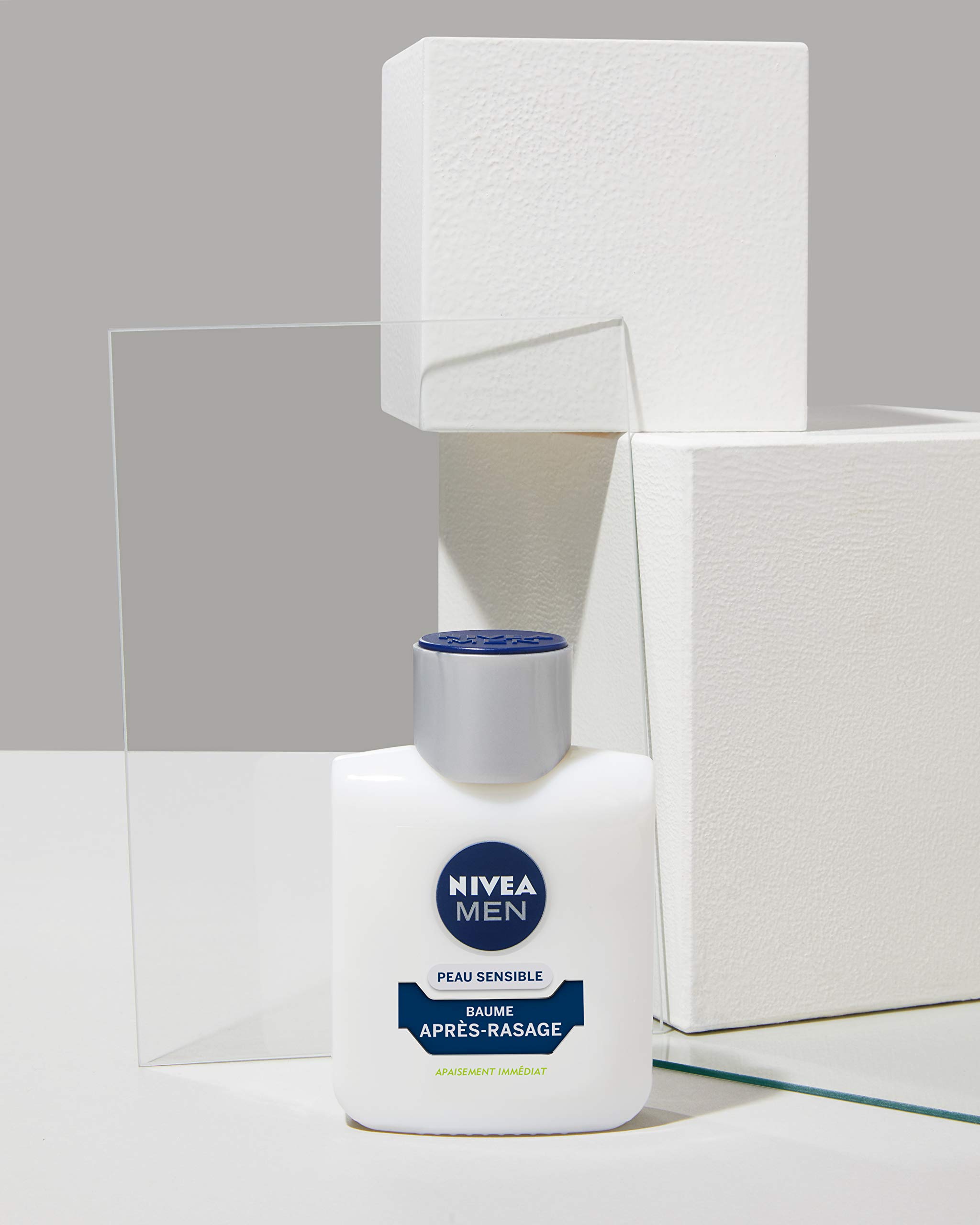 NIVEA MEN Balsam do skóry wrażliwej (1 x 100 ml), pielęgnacja po goleniu wzbogacona rumiankiem i oczarem wirginijskim, pielęgnacja twarzy dla mężczyzn 0% alkoholu dla skóry wrażliwej