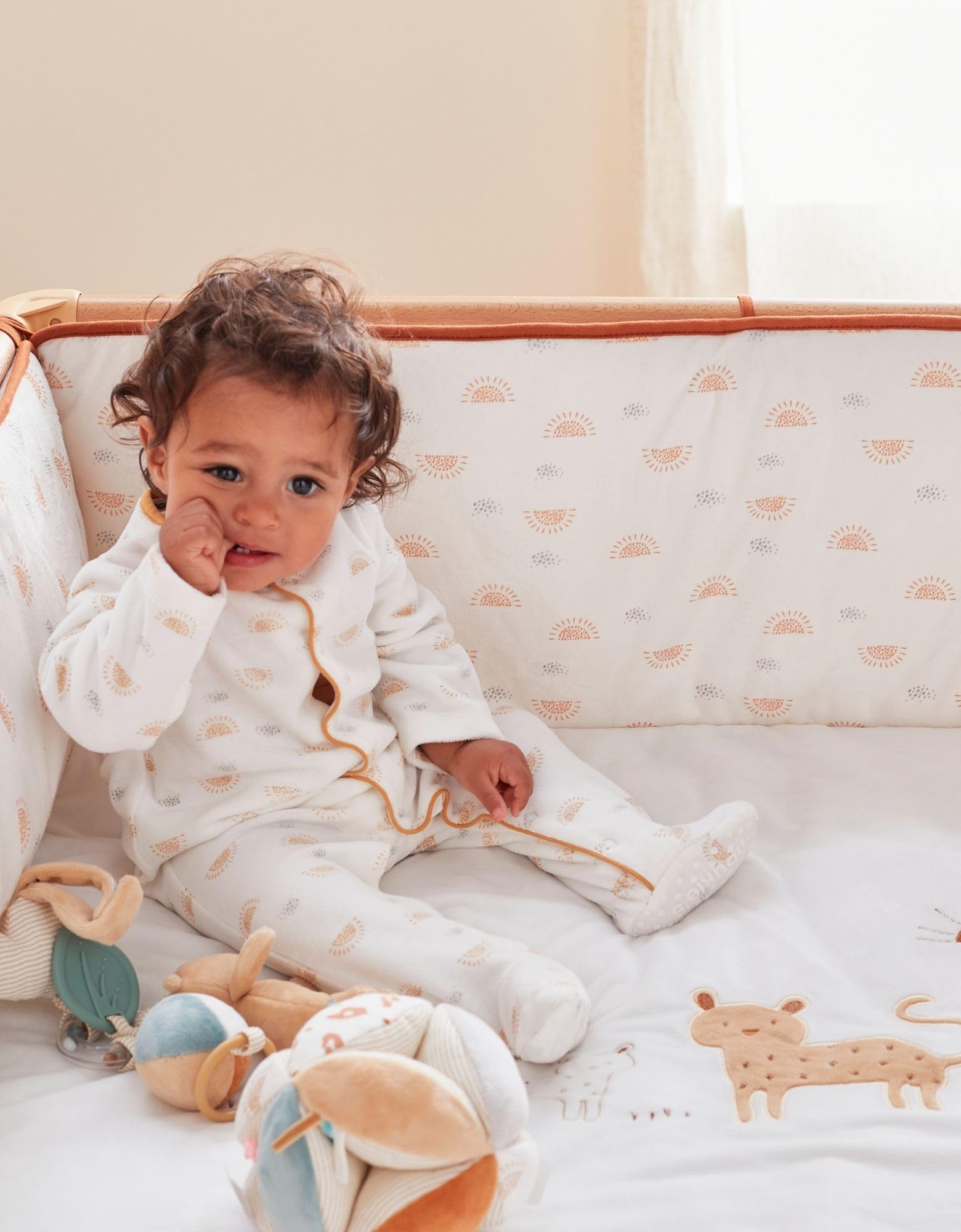 Noukie's – Tapis de Parc 75 X 95 cm Ecru – Tapis de Jeu et de Repos pour Bébé – Confort Doux et Résistant – Broderie Babou & Kendi Lion – Accessoire Chambre Bébé