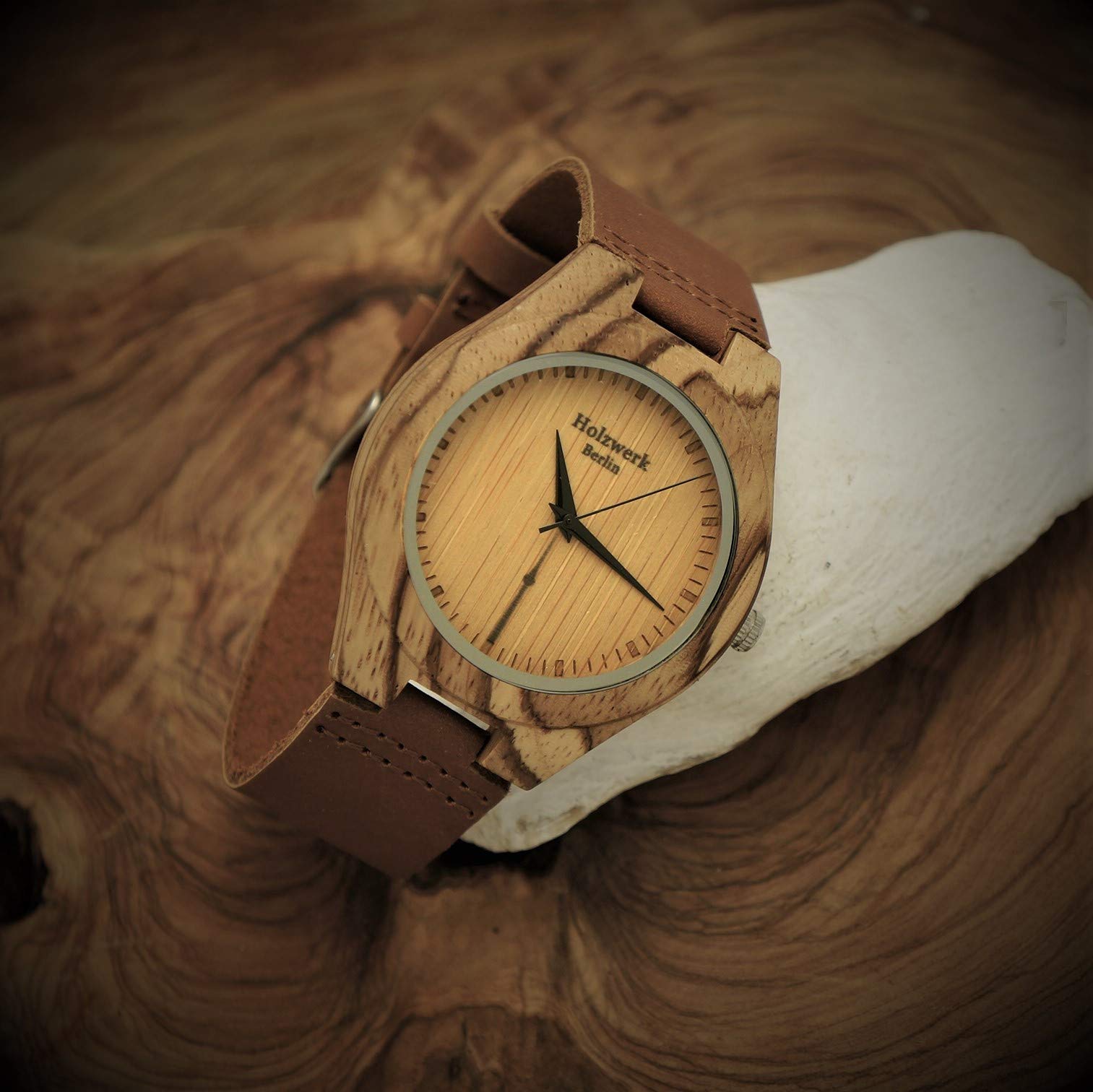 Holzwerk Germany Handgefertigte Berlin Designer Öko Unisex Damen Uhr Herren Öko Natur Holz Leder Armband Holzuhr Analog Klassisch Quarz- in Braun mit Berliner Fernsehturm