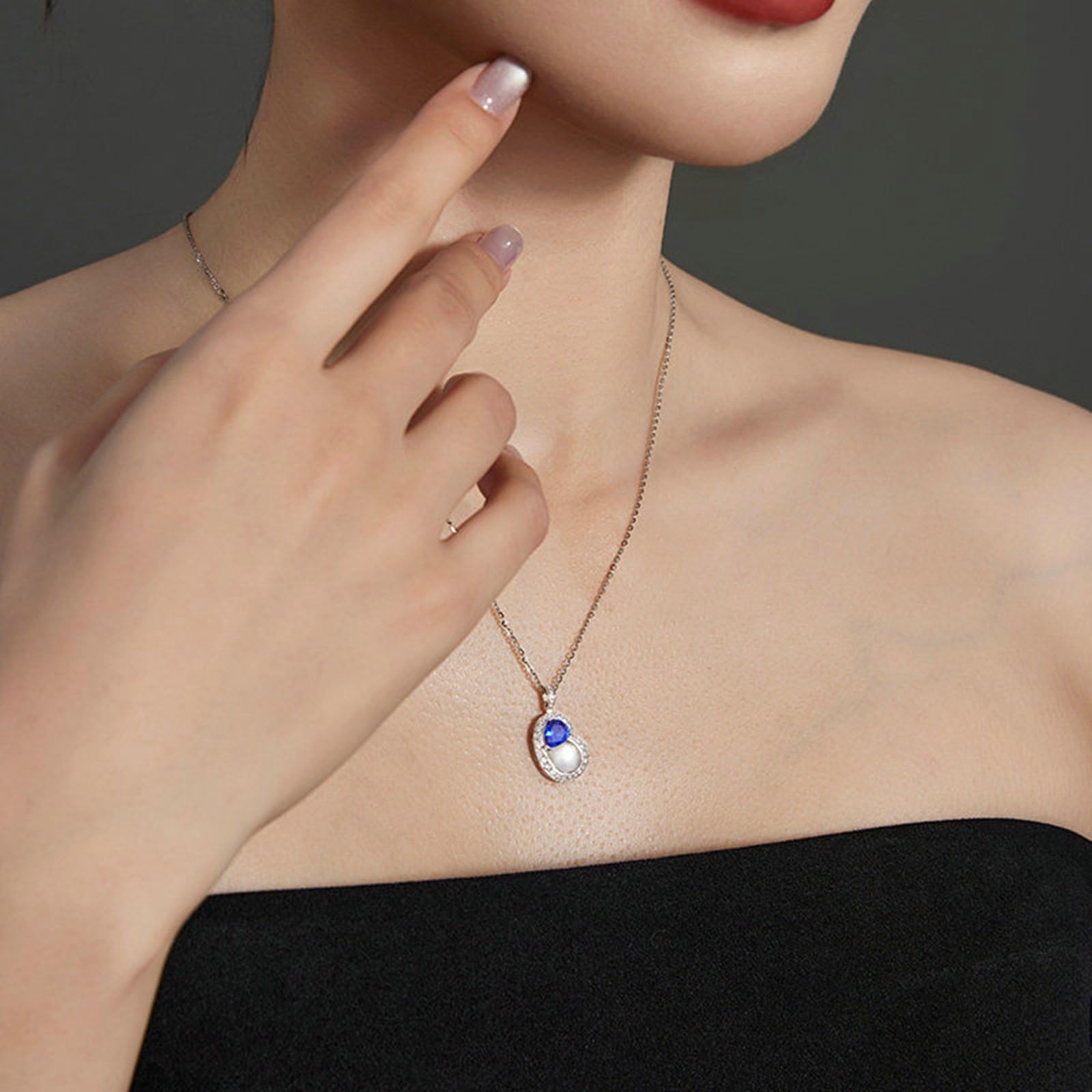 Cadena de mujer de platino 950 con colgante de geometría zafiro de