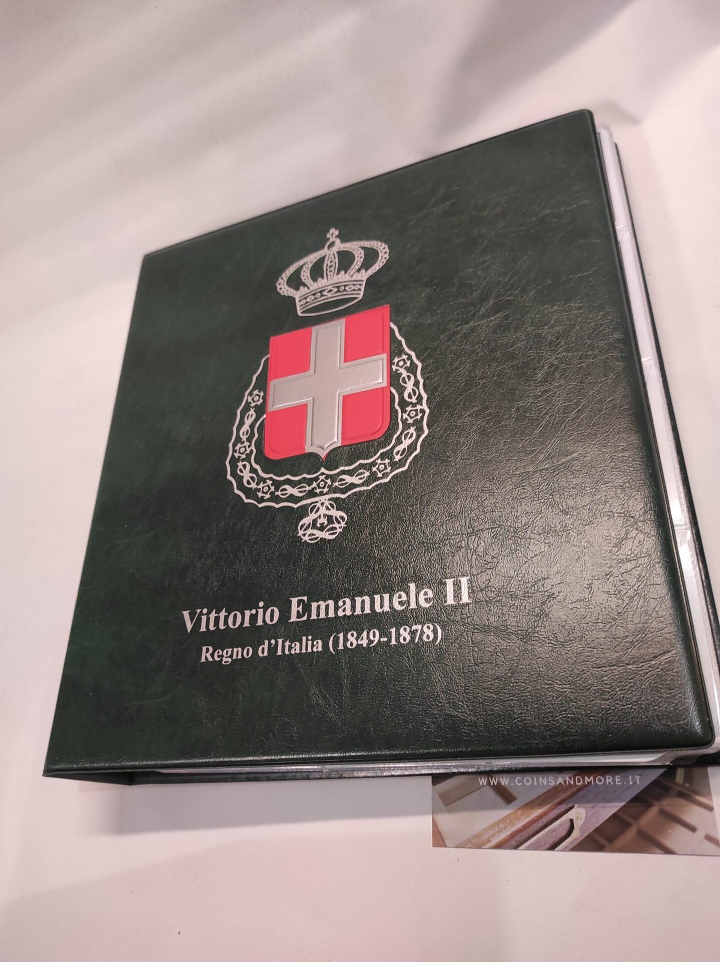 Album Monete da Collezione Regno d'Italia Vittorio Emanuele II, Raccoglitore ad Anelli con Tasche Trasparenti 60x60 mm, Schede Storiche e Custodia Protettiva, Artigianale