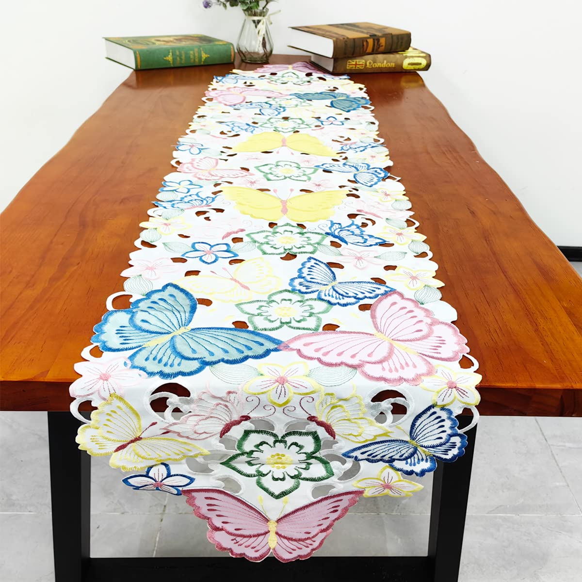 Amazon｜Bringsine 刺繍入りバタフライテーブルランナー アップリケ 花