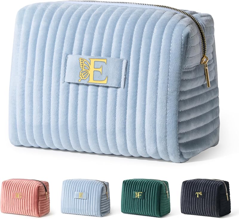 Necessaire de maquiagem COSHAYSOO em poliéster aveludado, Dusty Blue, letra E com borboletas e zíper