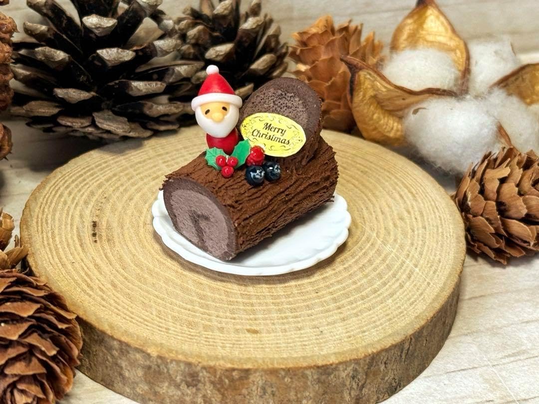 ミニチュアスイーツクリスマスケーキブッシュドノエル樹脂粘土サンタ