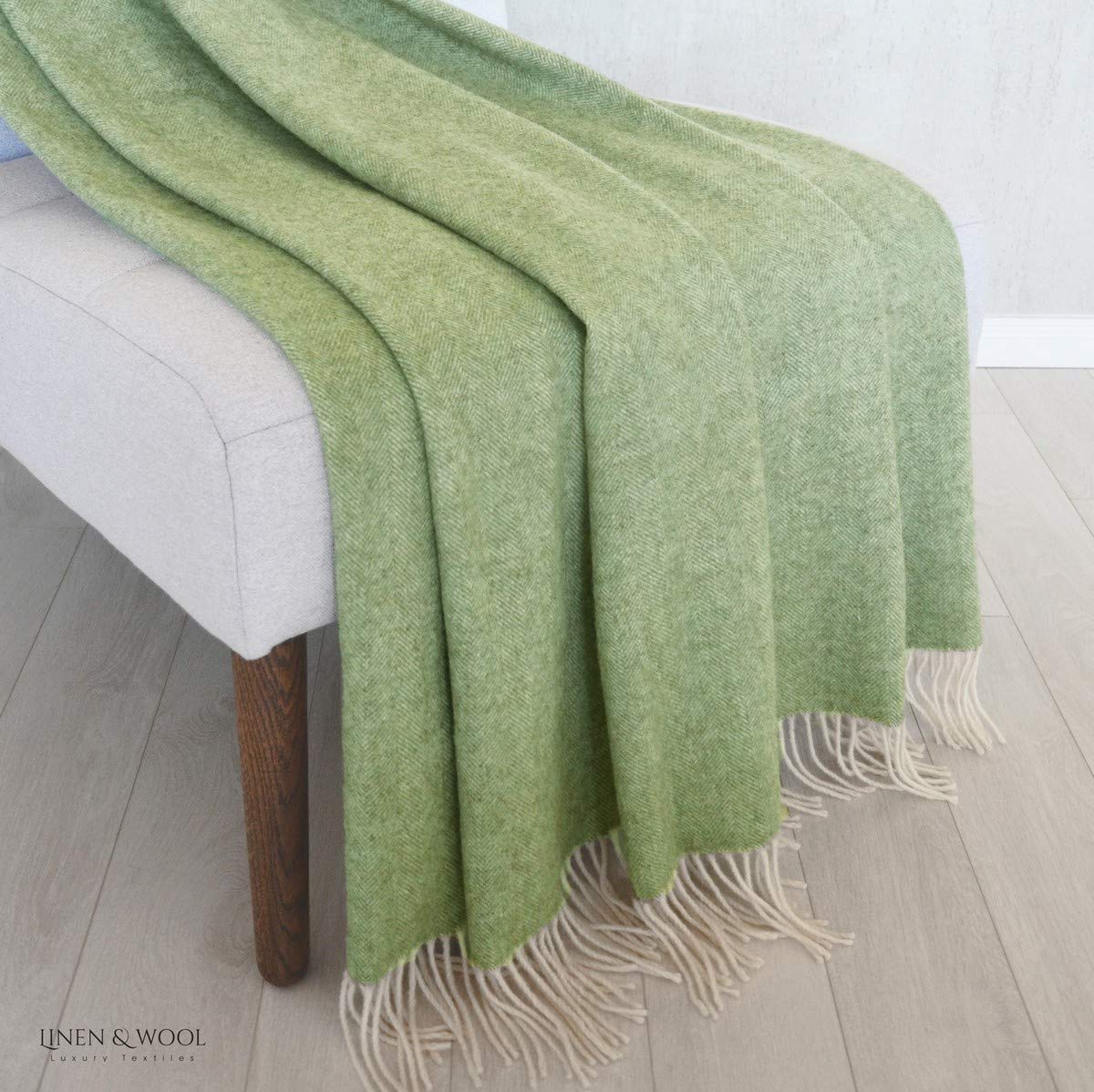 Linen & Cotton Klassische Decke Wolldecke Merino Wolle Wohndecke Kuscheldecke STONEWOLD mit Fischgrätenmuster -100% Merinowolle, Grün (140 x 200 cm), Sofadecke Tagesdecke Überwurf Plaid Sofa Blanket