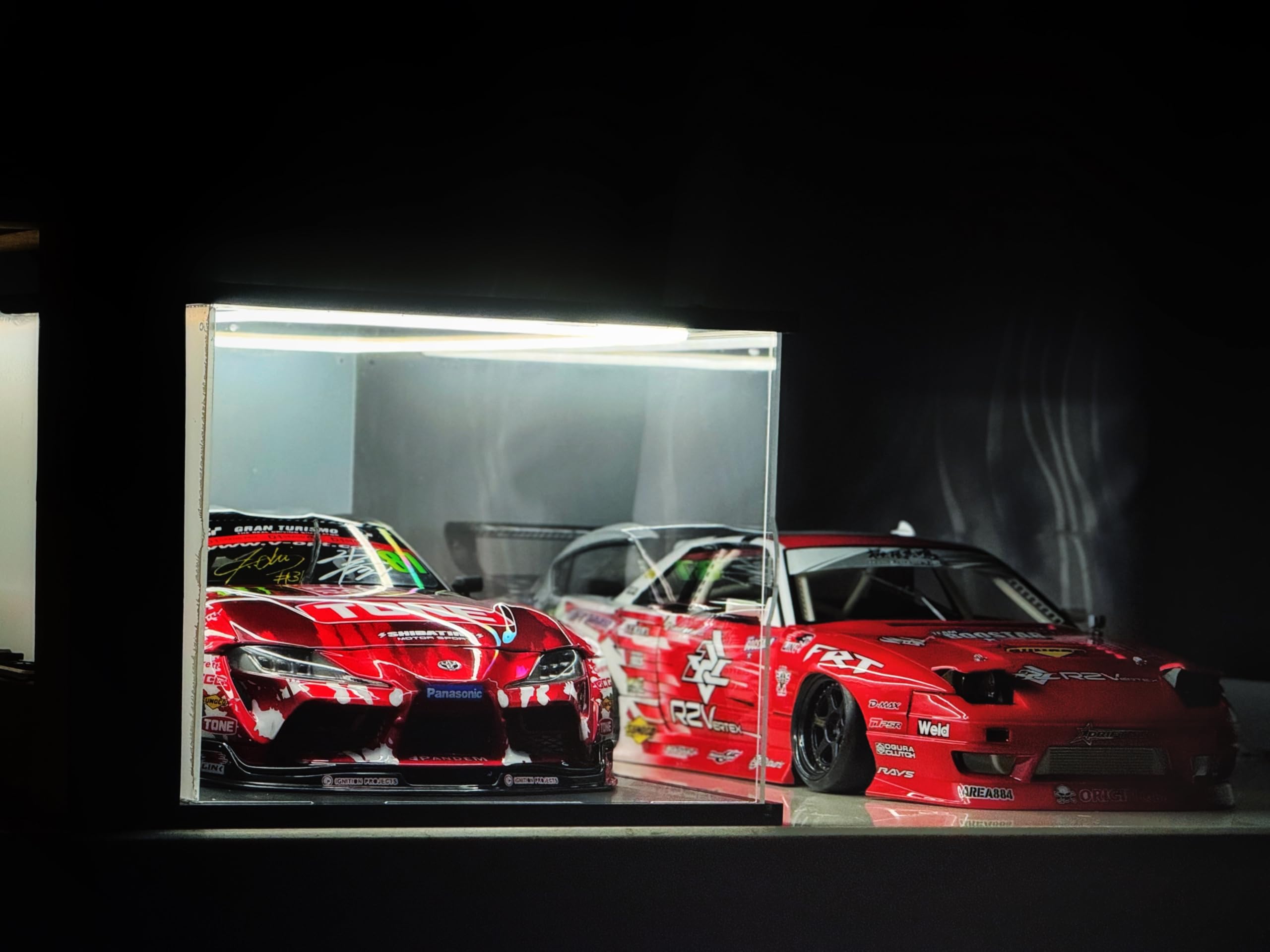 DuvinDD Vitrina acrílica con iluminación LED para Lego Ferrari Daytona SP3 para Lego McLaren P1 para Porsche 911 – 60 x 30 x 20 cm – Caja protectora transparente contra el polvo con base negra