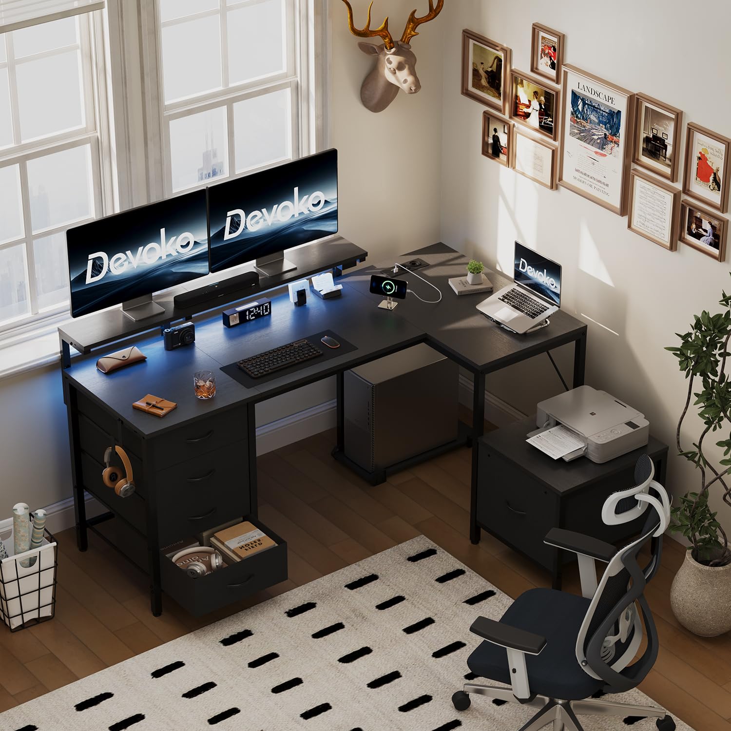 Devoko Scrivania Gaming Angolare 139x120 cm LED/Prese Nero | Tavolo gaming con 3 cassetti in tessuto e supporto monitor, Ideale per casa e ufficio