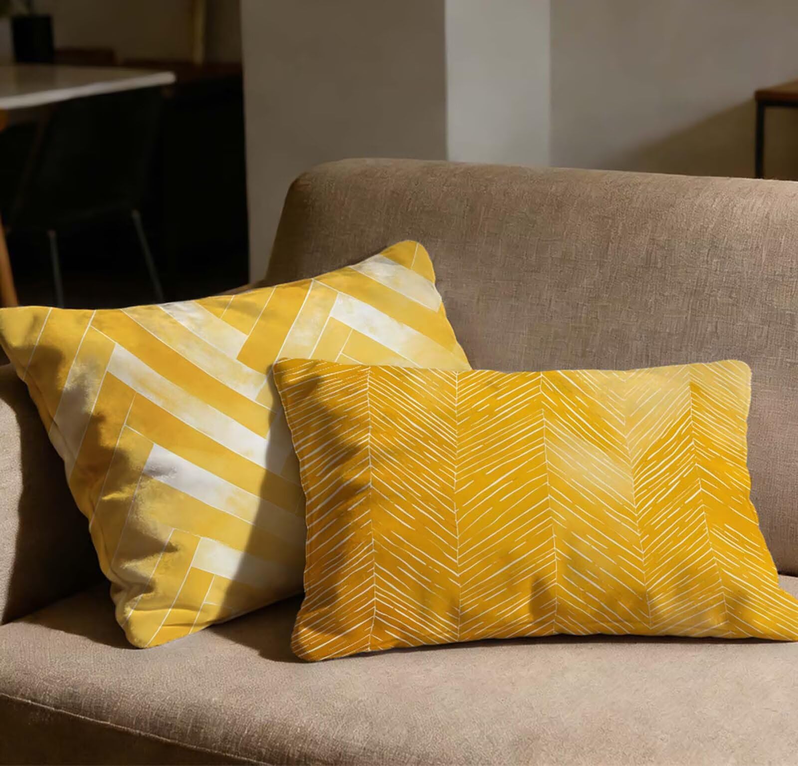 Housse de coussin velours 50x70 orange pour rénover un canapé