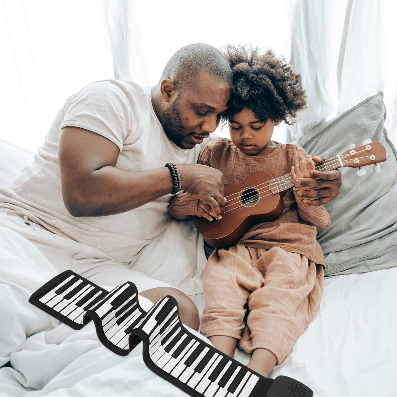 TOPBATHY Pianoforte Digitale Portatile e Pedaliera Sustain 61 Tasti in Silicone Nero Alimentazione Mp3 per Ragazzo Ragazza e Presentazioni Musicali