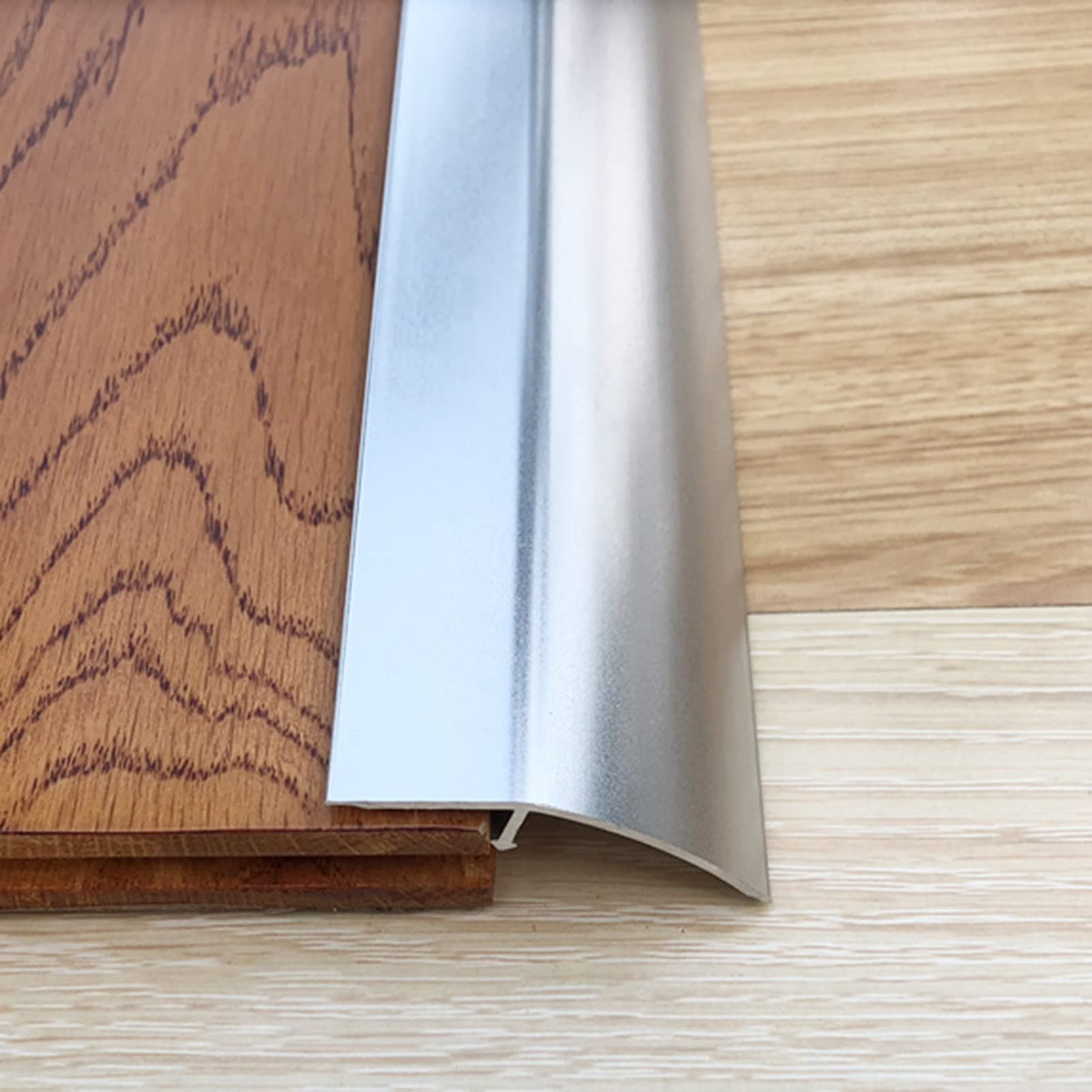 Profilé plat argenté transition moquette carrelage et seuil de porte métal