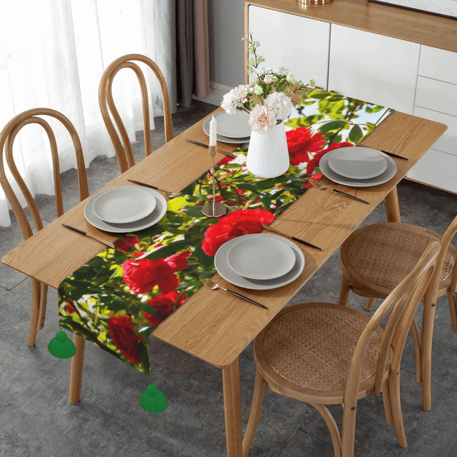 Chemin de table en lin roses rouges pour une table de mariage d'automne chaleureuse