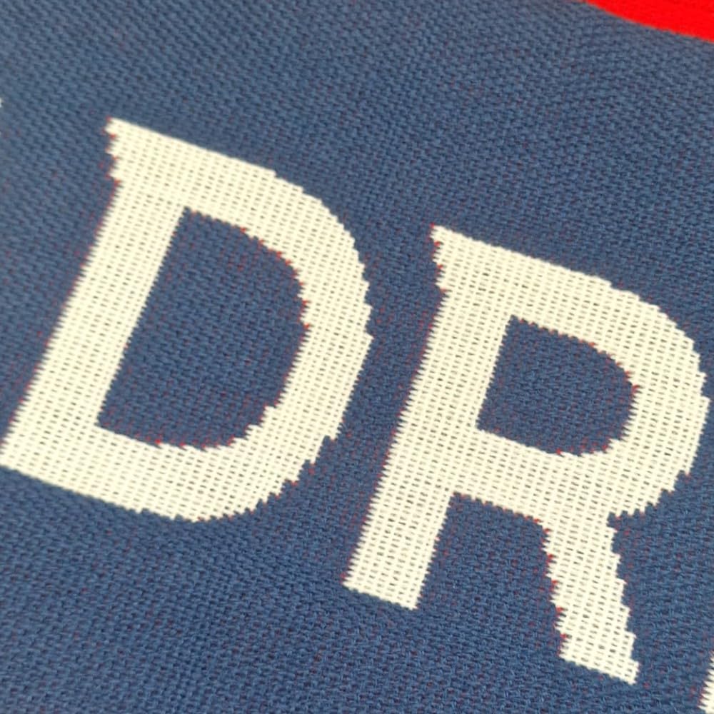 Bufanda Atlético de Madrid oficial, con escudo bordado y diseño clásico rojiblanco, ideal para animar en el estadio o lucir en invierno. — view 5