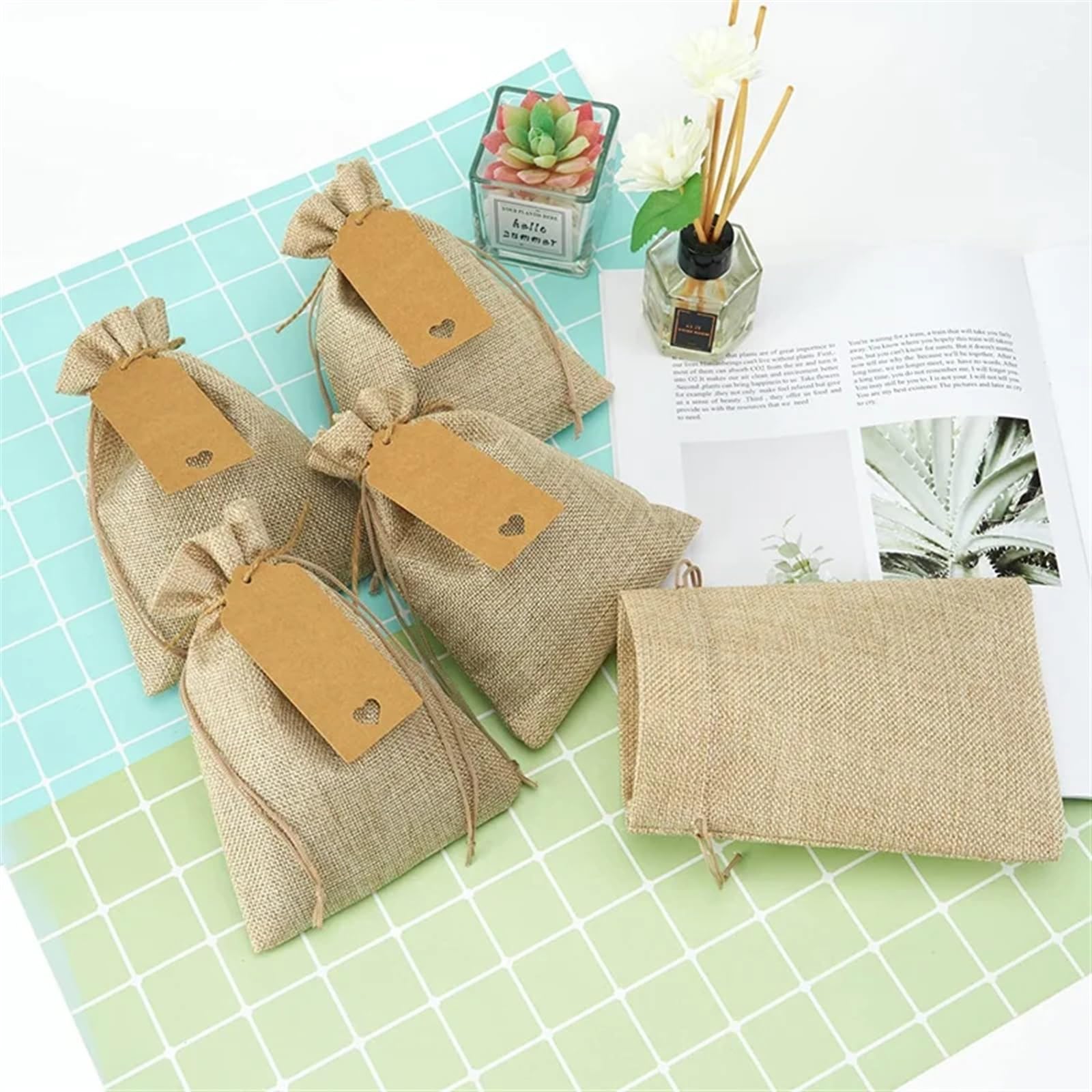 Geschenkbeutel 50 Stück kleine Jutebeutel for Hochzeiten mit Papieranhängern, Party-Geschenkbeutel mit Kordelzug, Schmuckpaket-Säcke(10x14cm(50pcs))