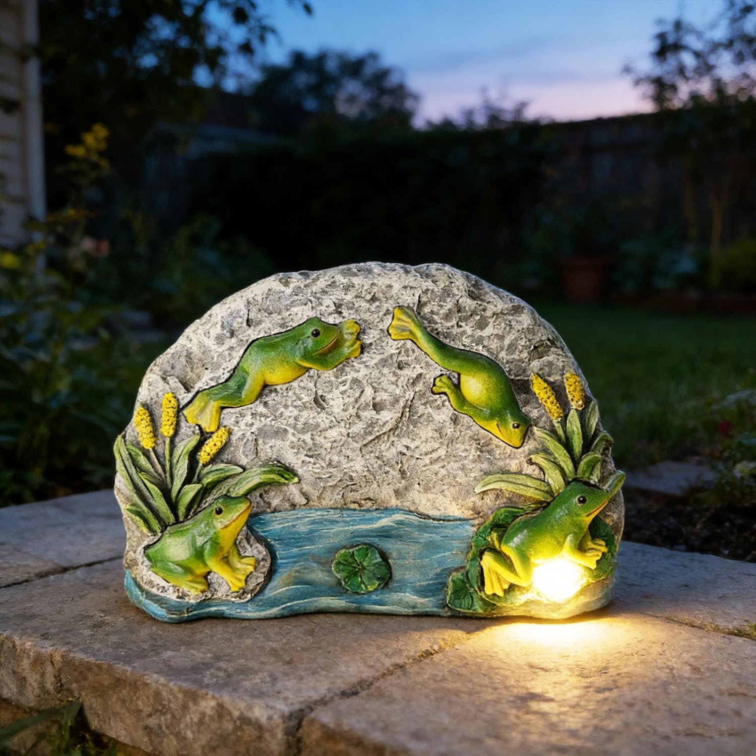 Frog Garden Statue Solar Rock Lights Decor, A Jumping Frog for Patio Pathway Art Housewarming for Yard Decoration Lawn Ornament Gardening Gifts for Women Mom Grandma (Frog)