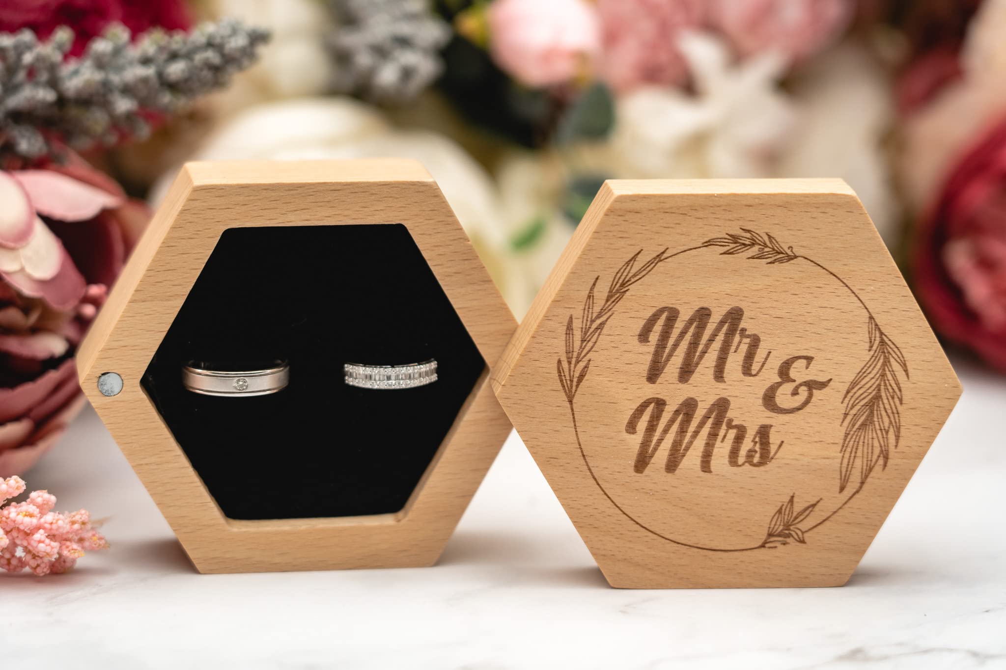 Strova Mr. and Mrs. Drewniane pudełko na obrączkę dla par – grawerowane, w kształcie sześciokąta z miękką poduszką, zaprojektowane na oświadczyny, ceremonię, okazjonariusz, wystawę lub osobisty organizer do przechowywania biżuterii